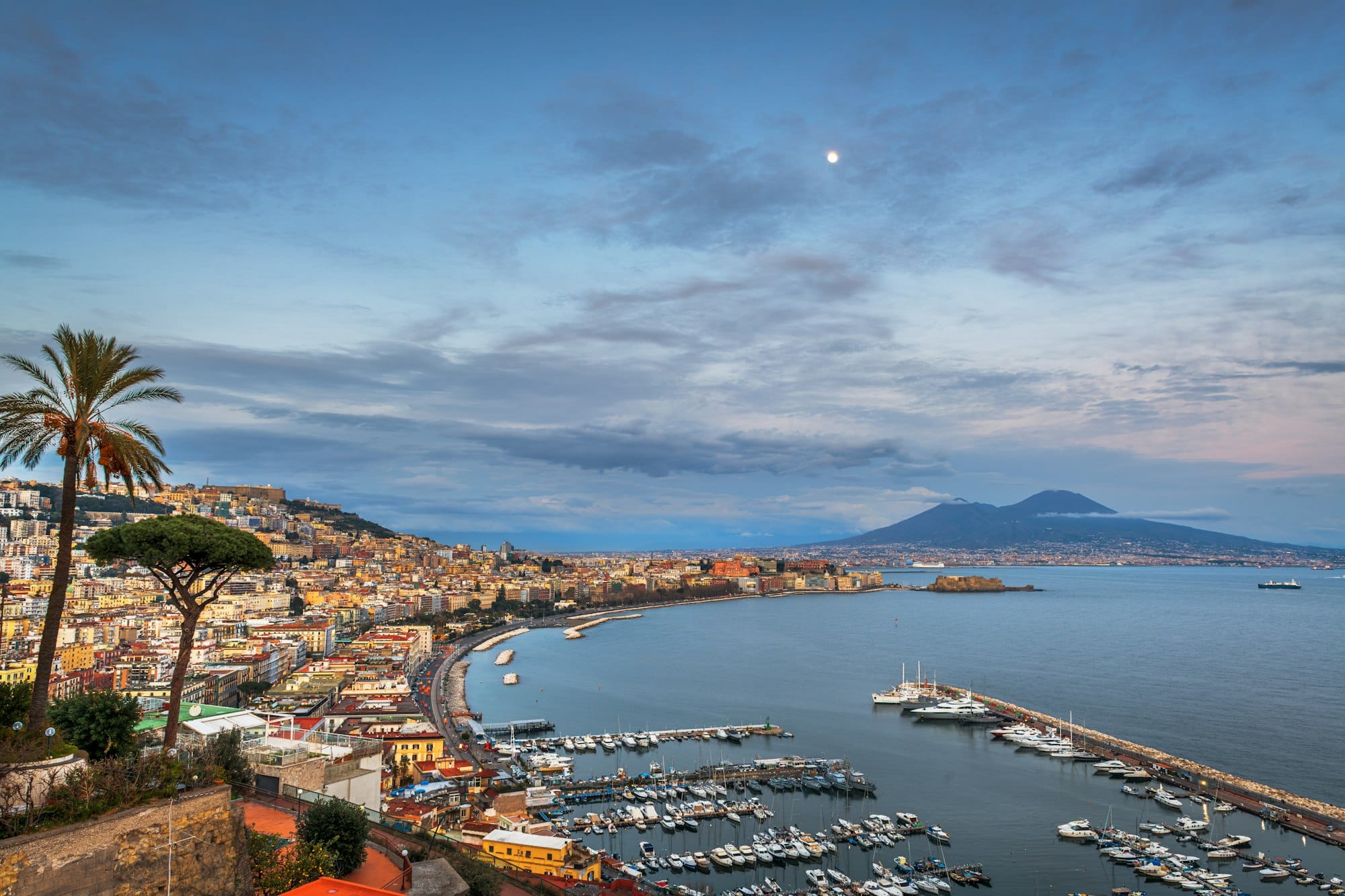 Vista area sul lungomare di Napoli