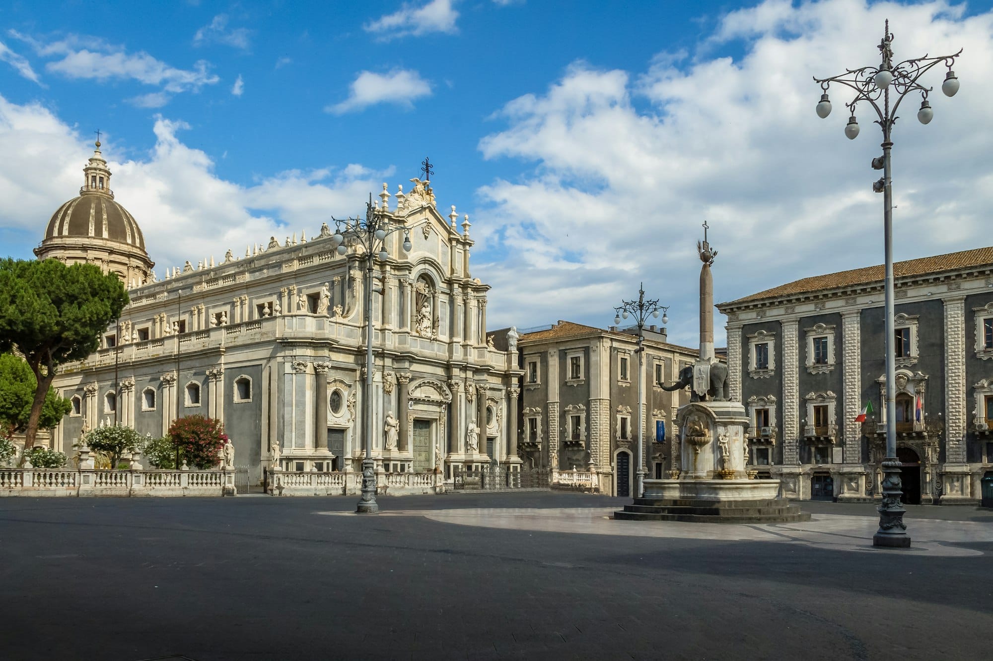 Piazza del Duomo, Cattedrale di Santa Agata e Fontana dell'Elefante - Catania, Sicilia, Italia