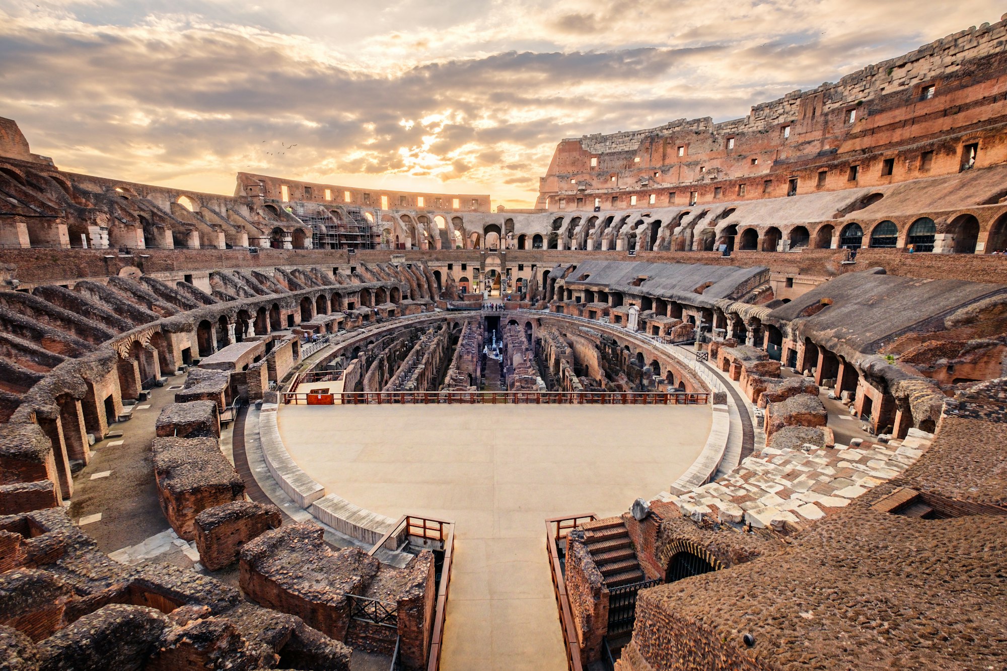 Foto del Colosseo al suo interno al tramonto