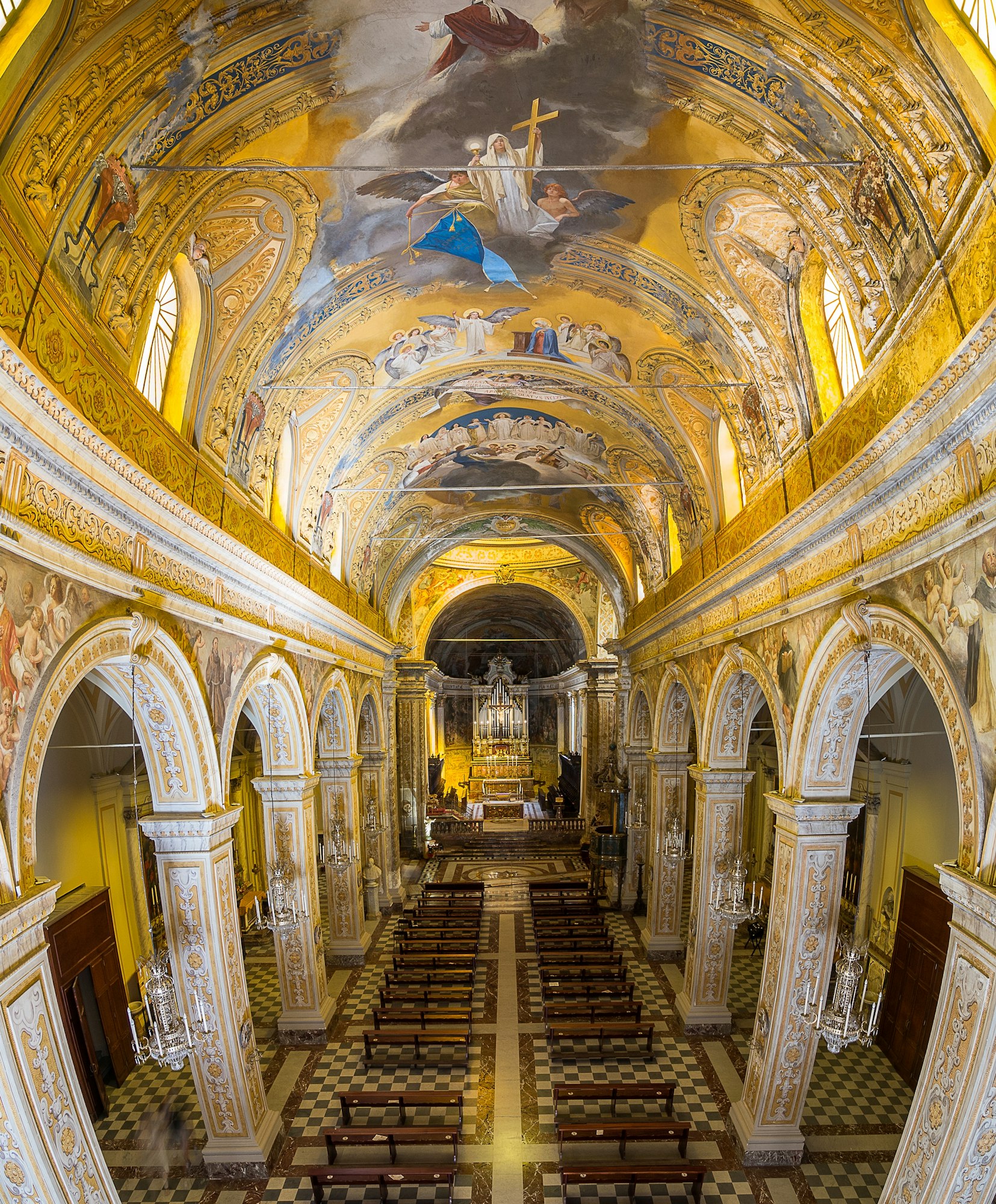 L'interno della Cattedrale di Maria Santissima Annunciata, Acireale, Sicilia, Italia