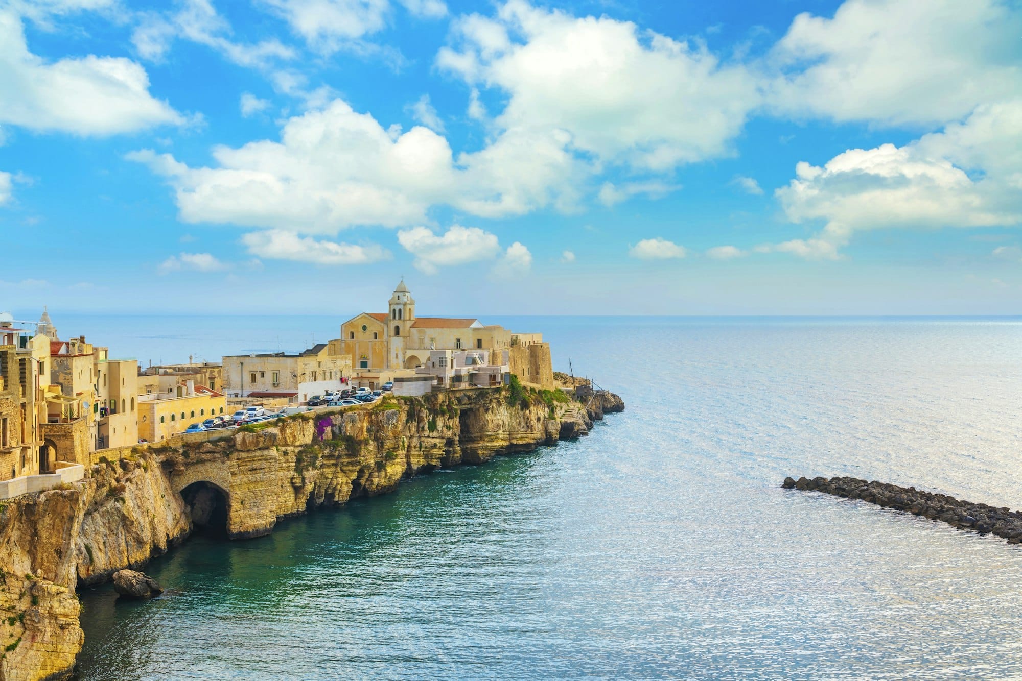 Città di Vieste sulle rocce, Gargano, Puglia, Italia.