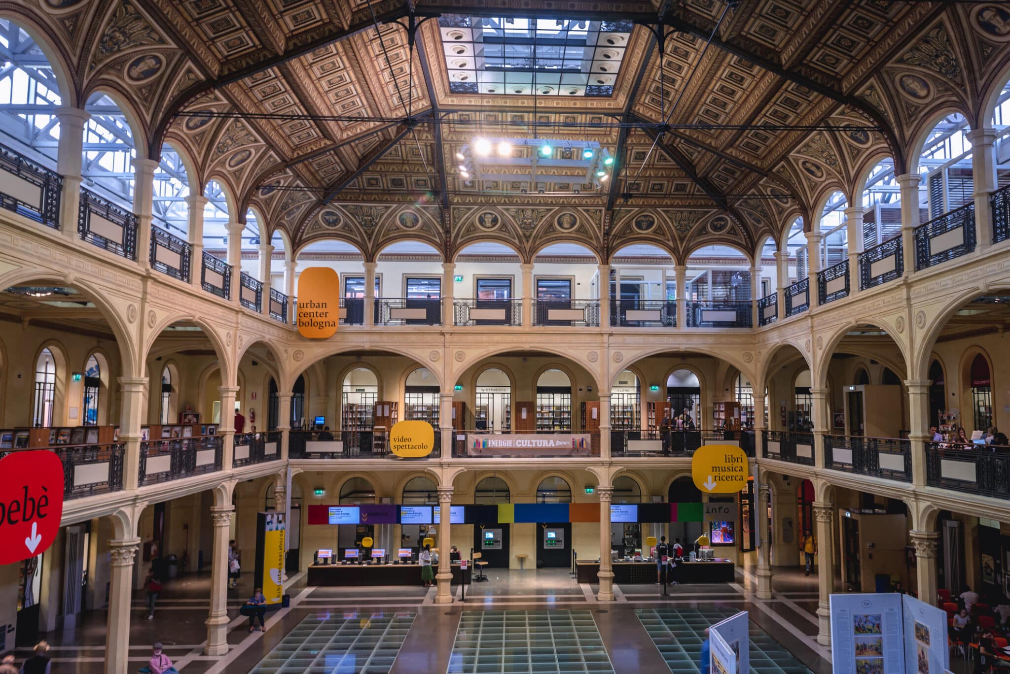 Interni eleganti della Galleria di Bologna.
