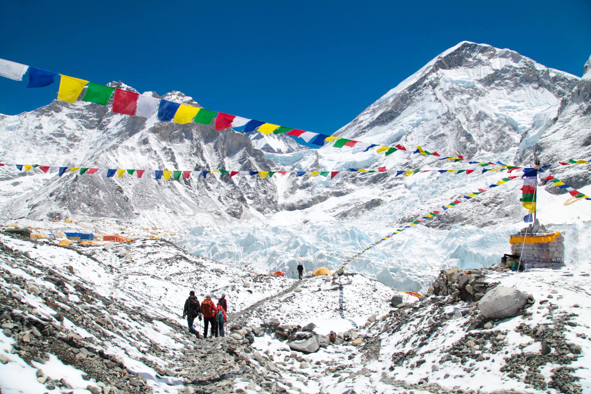Campo base del Monte Everest, tende, ghiacciaio e montagne del Khumbu
