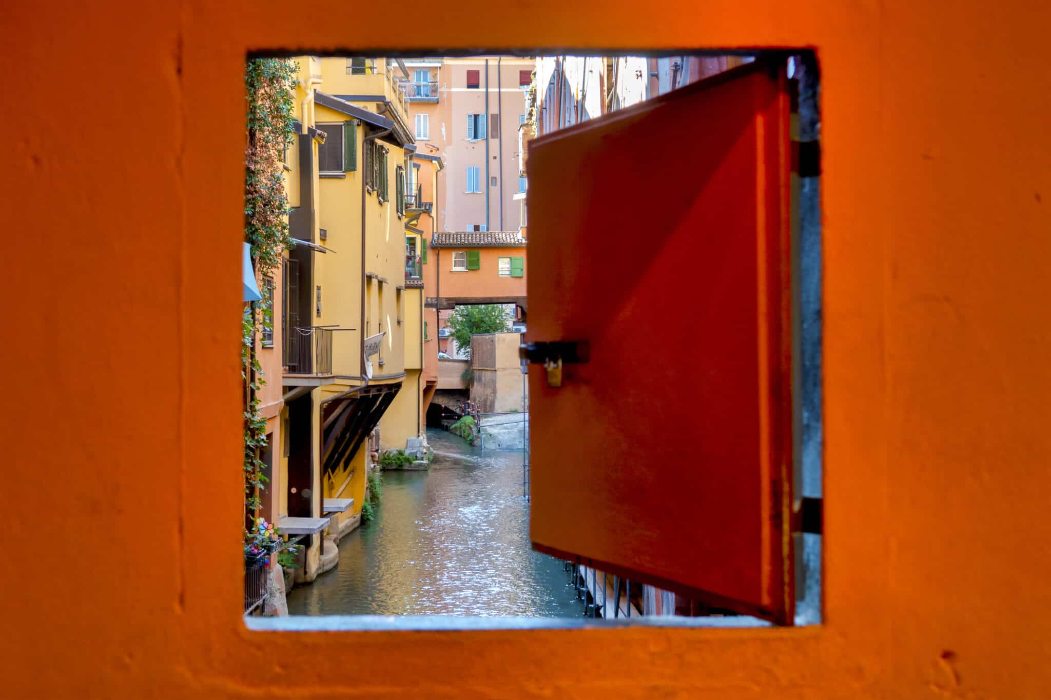 Finestra su canale cittadino colorato.