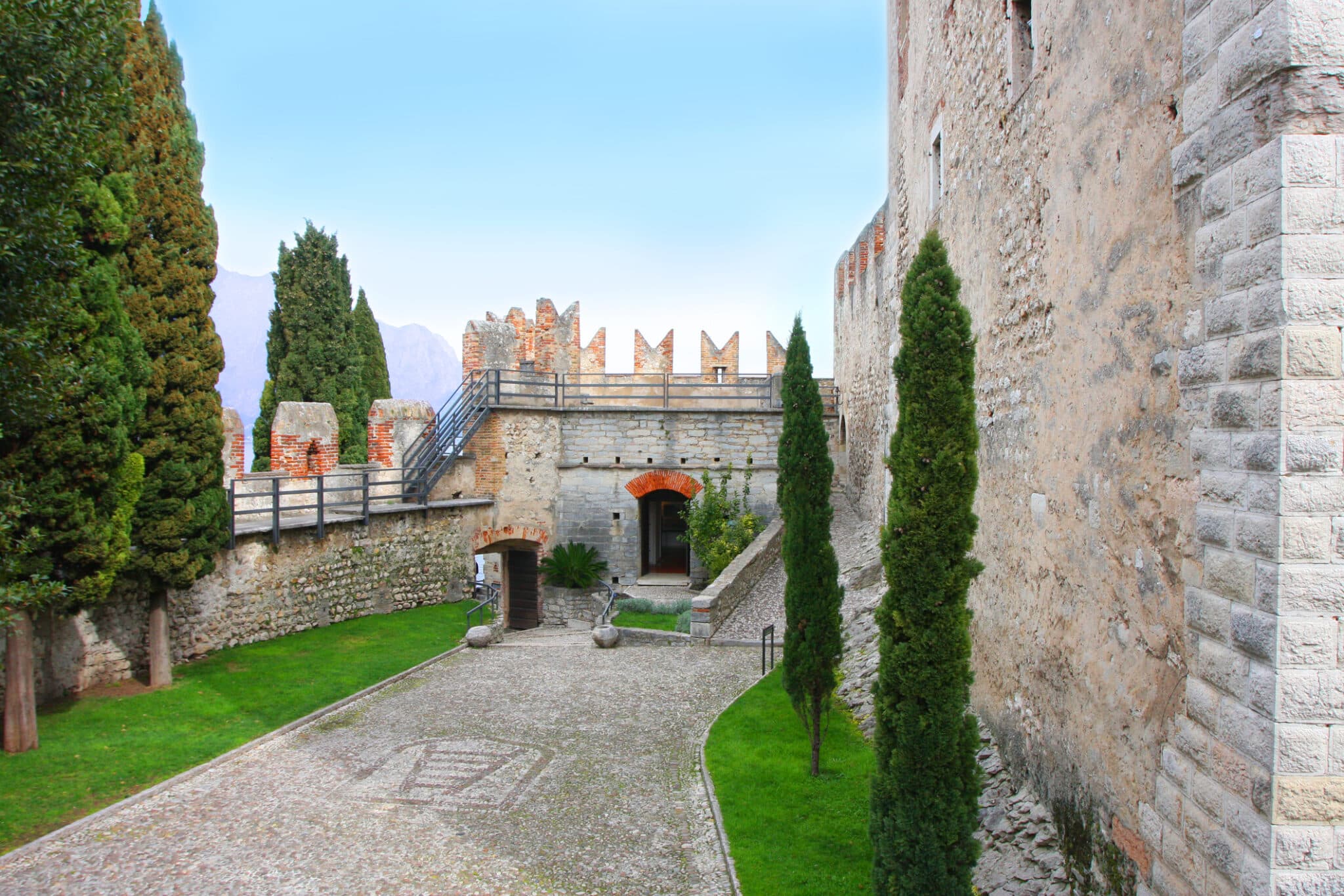 Castello di Malcesine L'Italia. Il simbolo di Malcesine è il suo castello, ricostruito dalla famiglia di Scaliger verso circa 1300