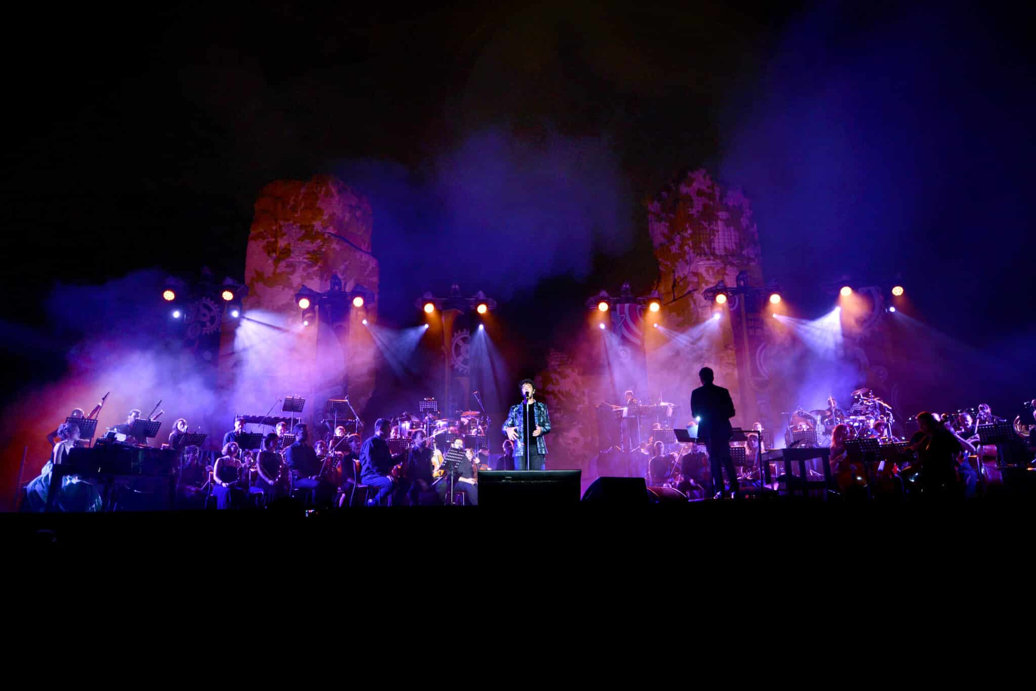 Concerto orchestra illuminata sul palco di notte.