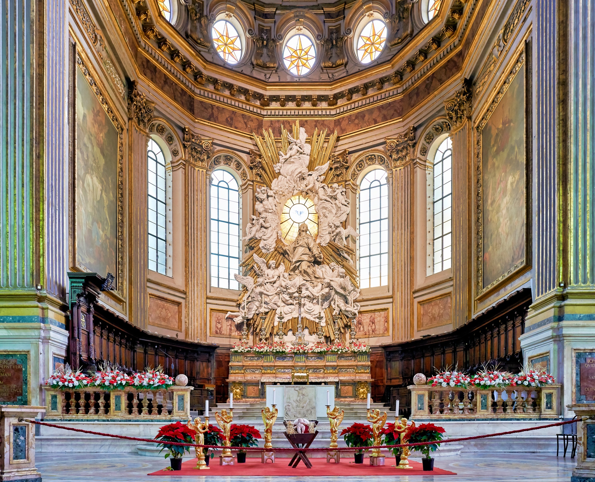 Interior barocco di chiesa con altare e decorazioni.