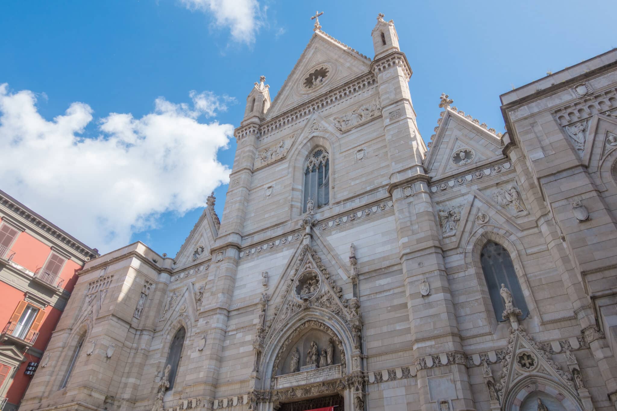 Facciata neogotica di una cattedrale in Italia.