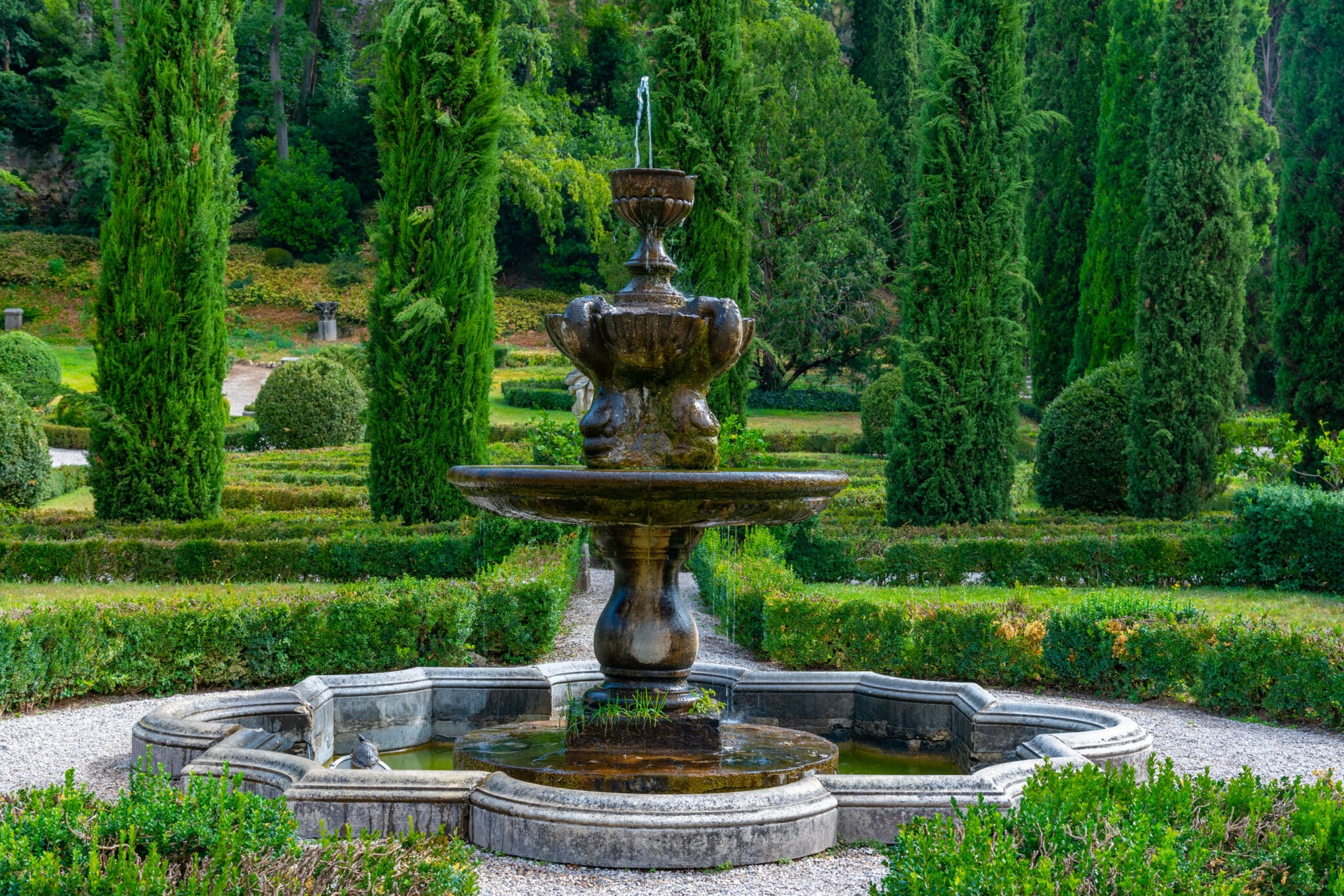 Fontana storica in giardino formale italiano.