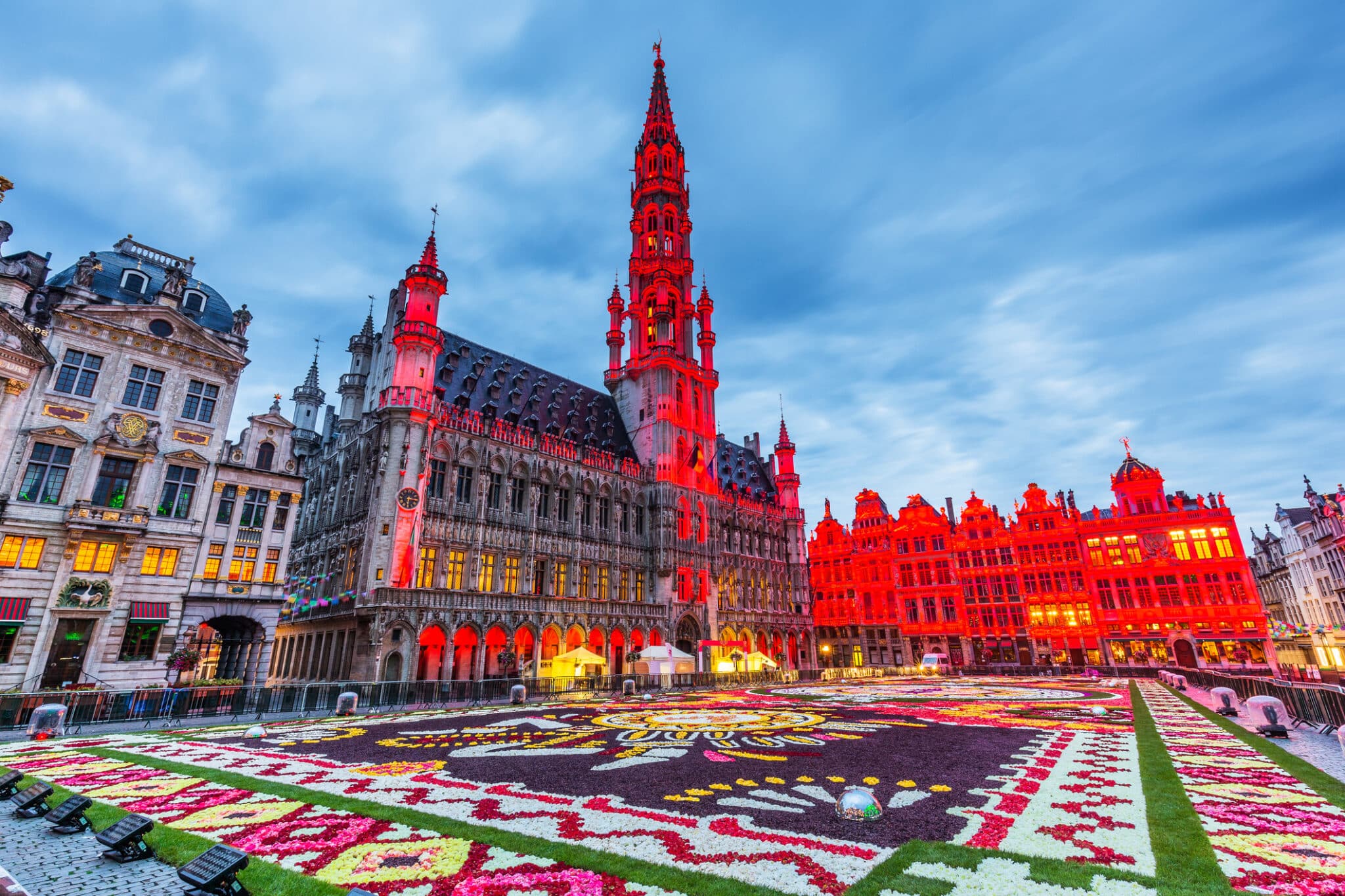Grand Place Bruxelles illuminata al tramonto.