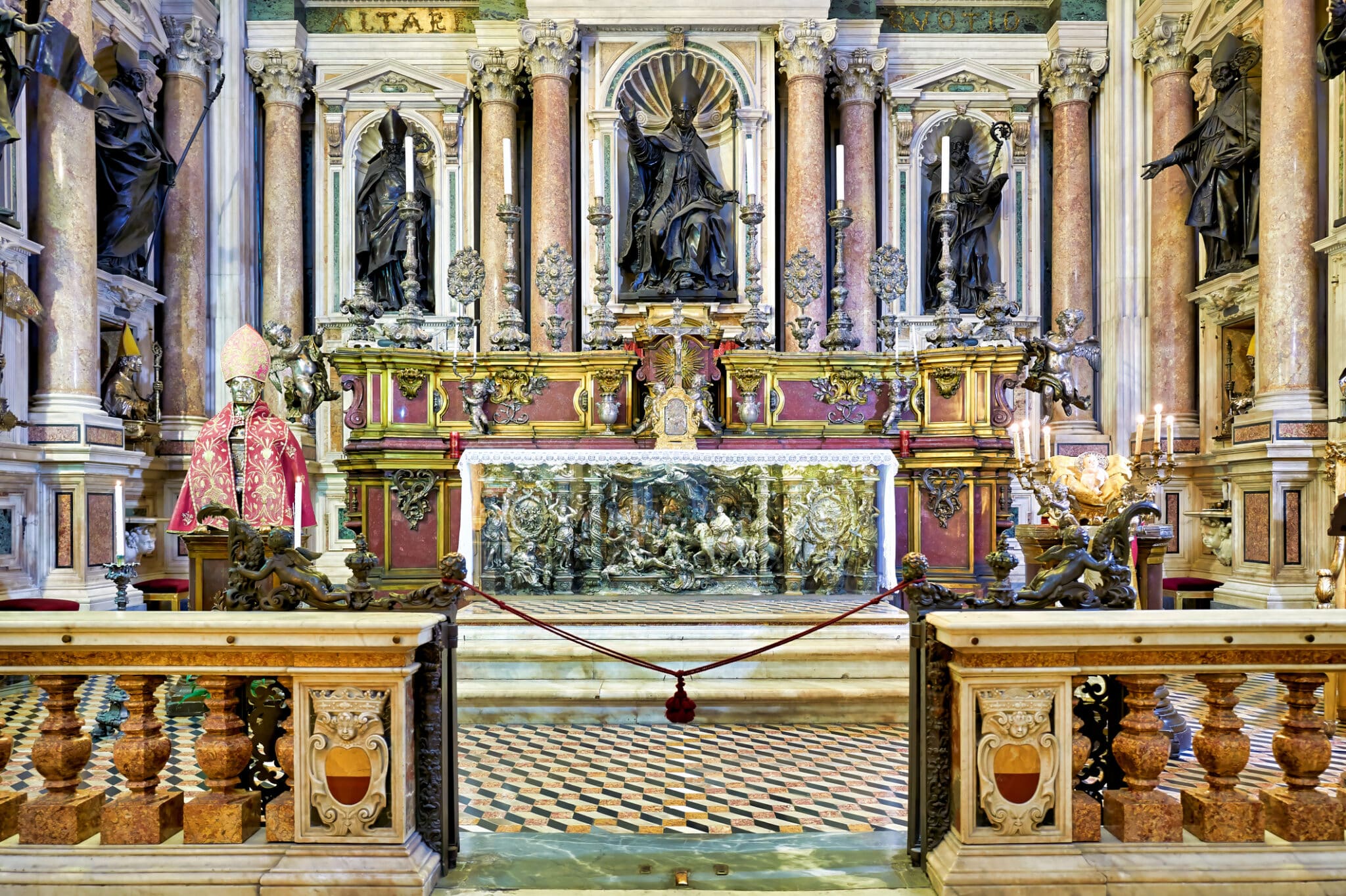 Interno barocco di chiesa italiana.