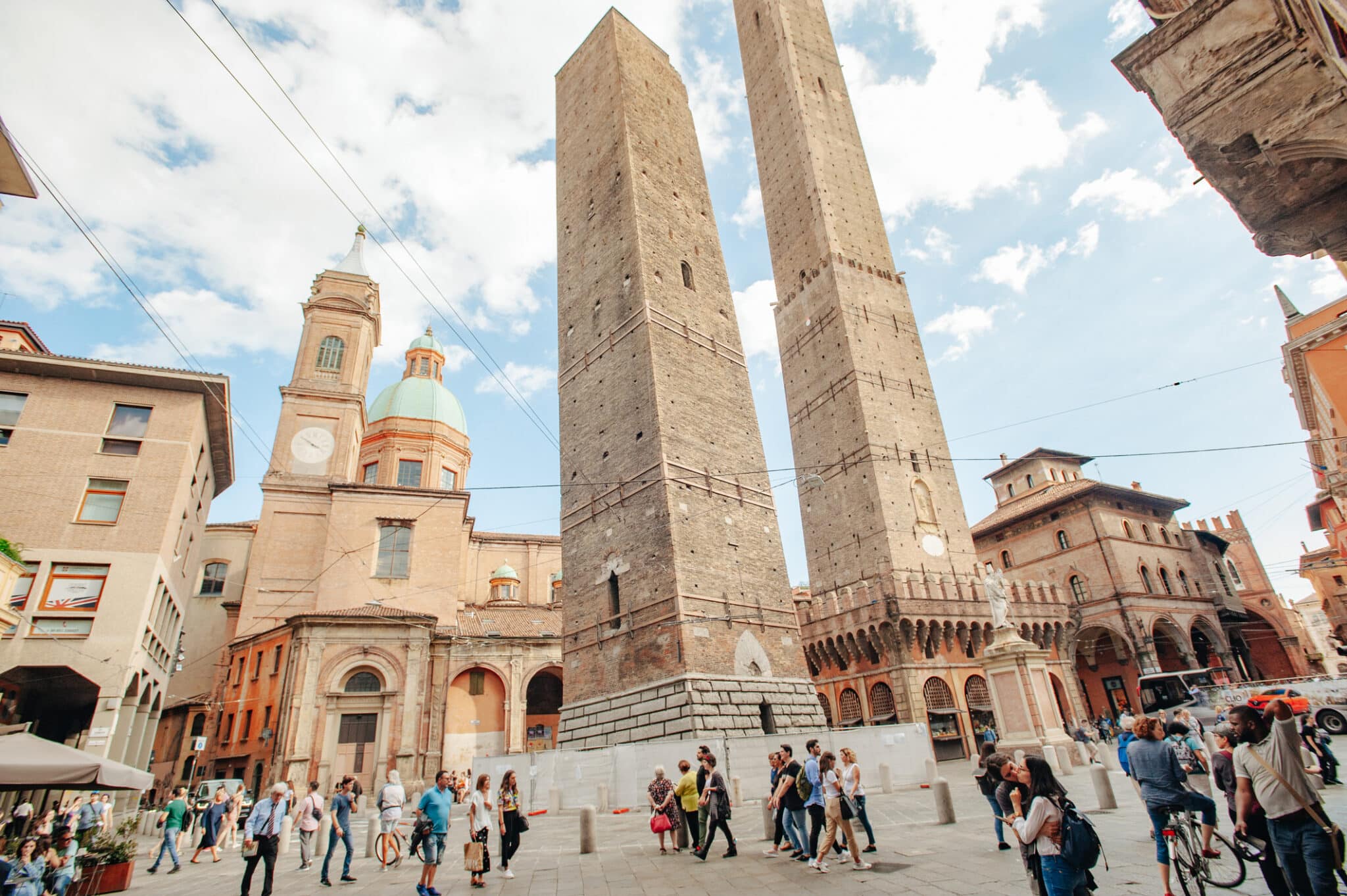 Piazza con le Due Torri di Bologna.