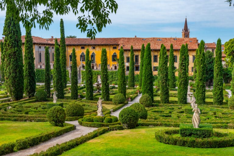 Giardino italiano formale con sculture e cipressi