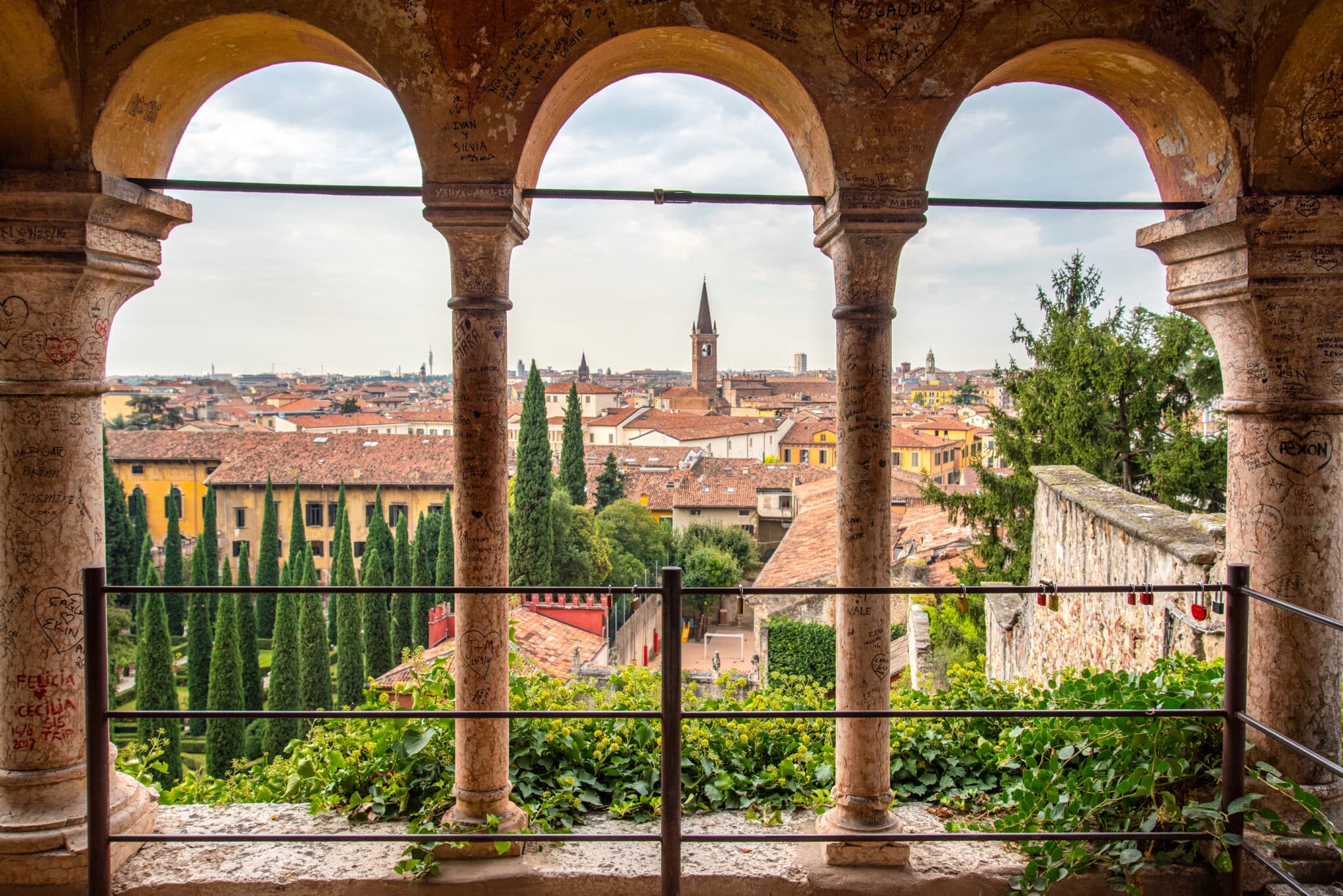Vista panoramica città italiana attraverso archi storici.