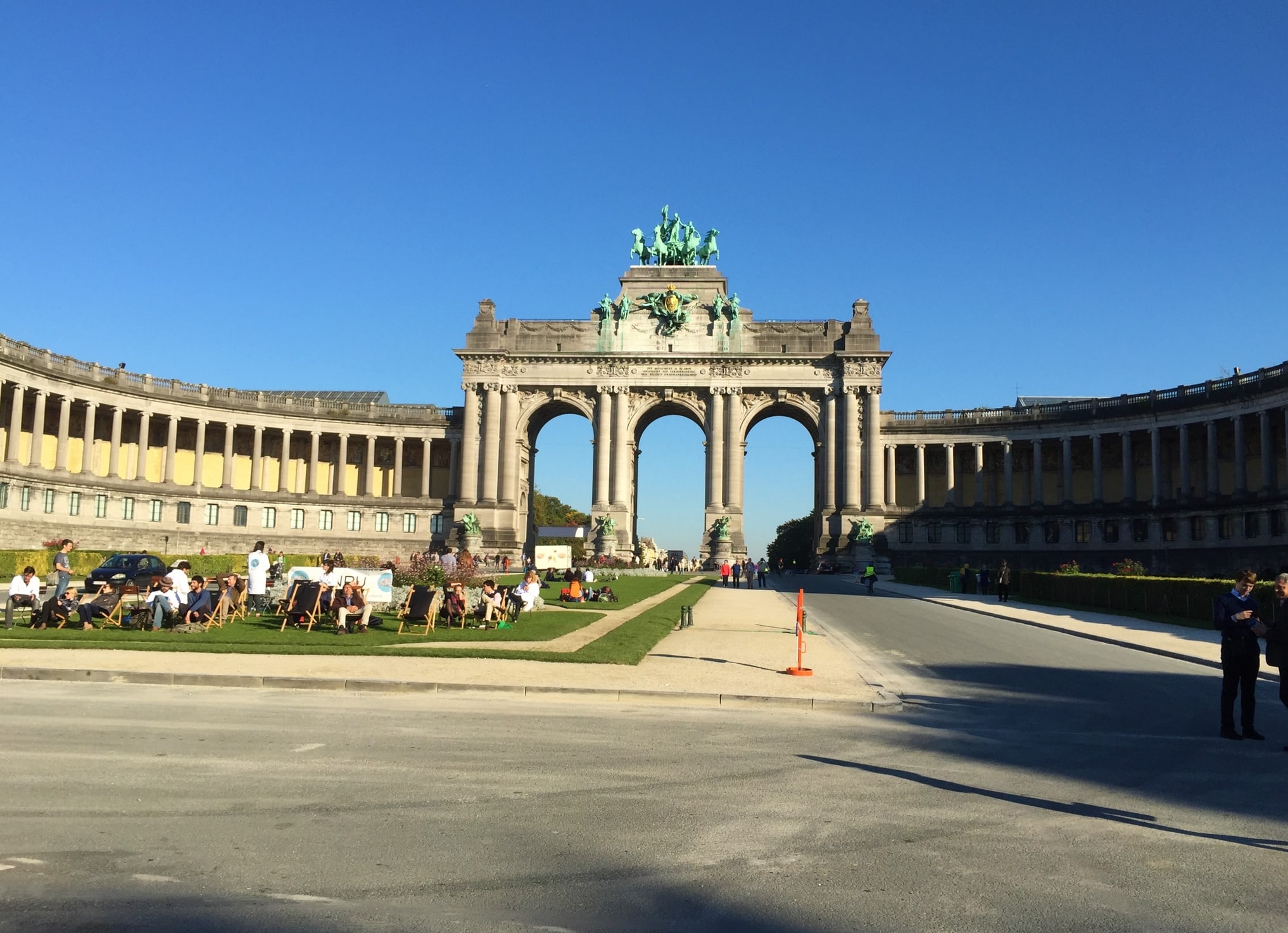 Arco del trionfo e persone in relax al parco