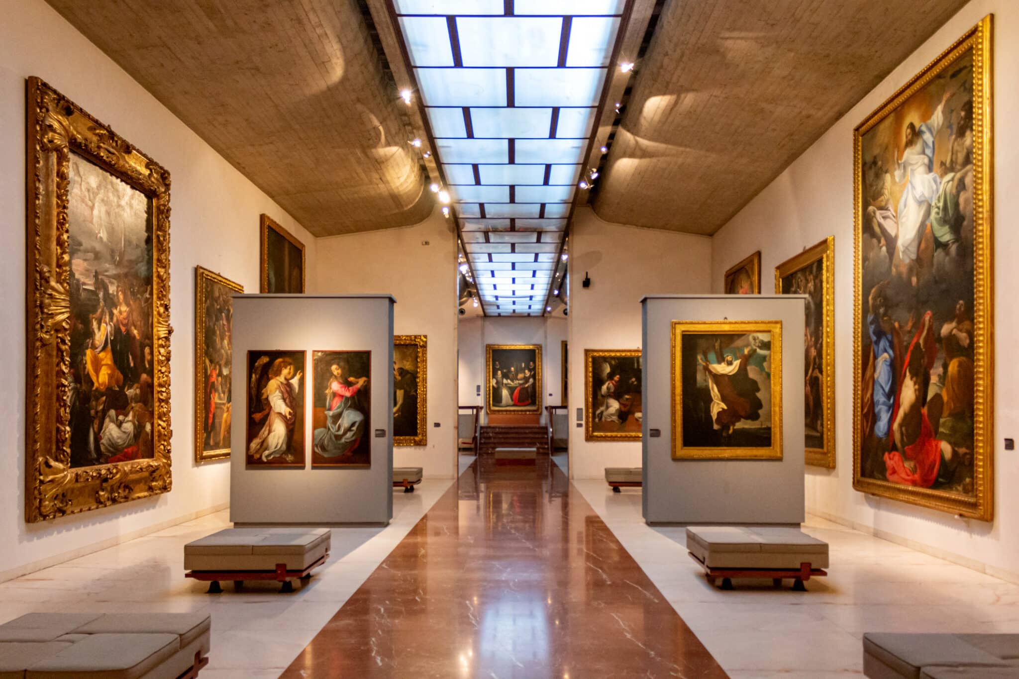 Galleria d'arte con quadri rinascimentali esposti.