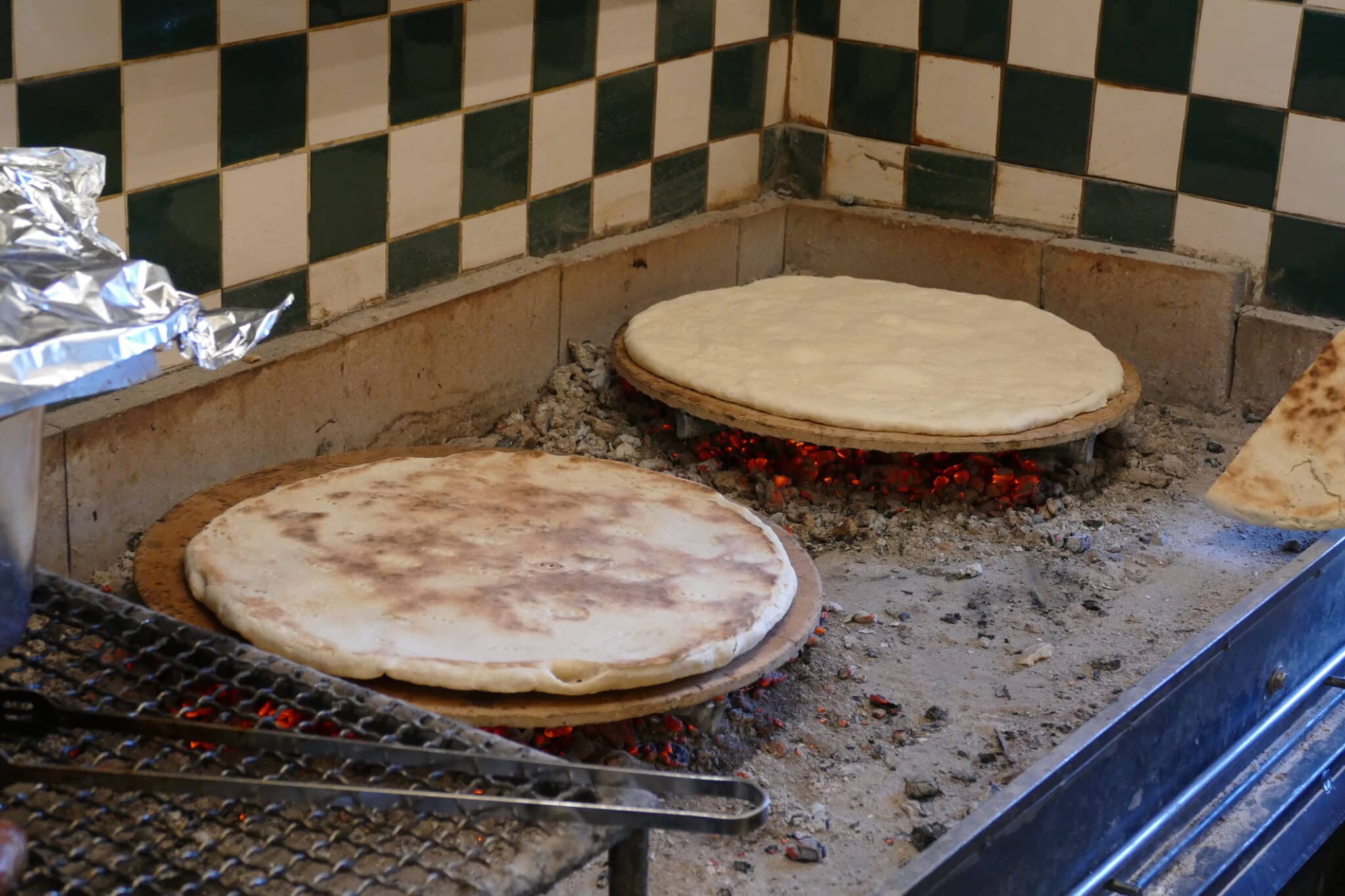 Pizze cotte in forno a legna tradizionale.