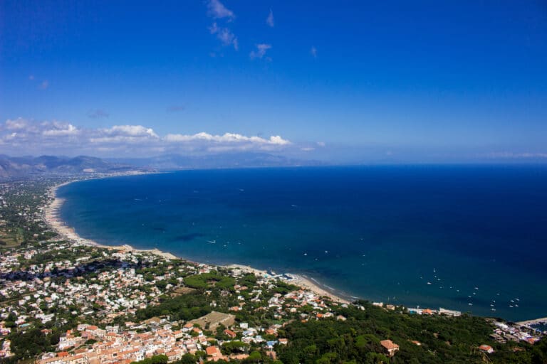 Vue aérienne du littoral et de la mer bleue.