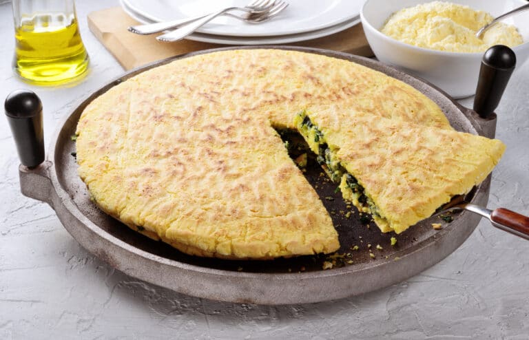 Omelette aux pommes de terre et aux épinards poêlés.