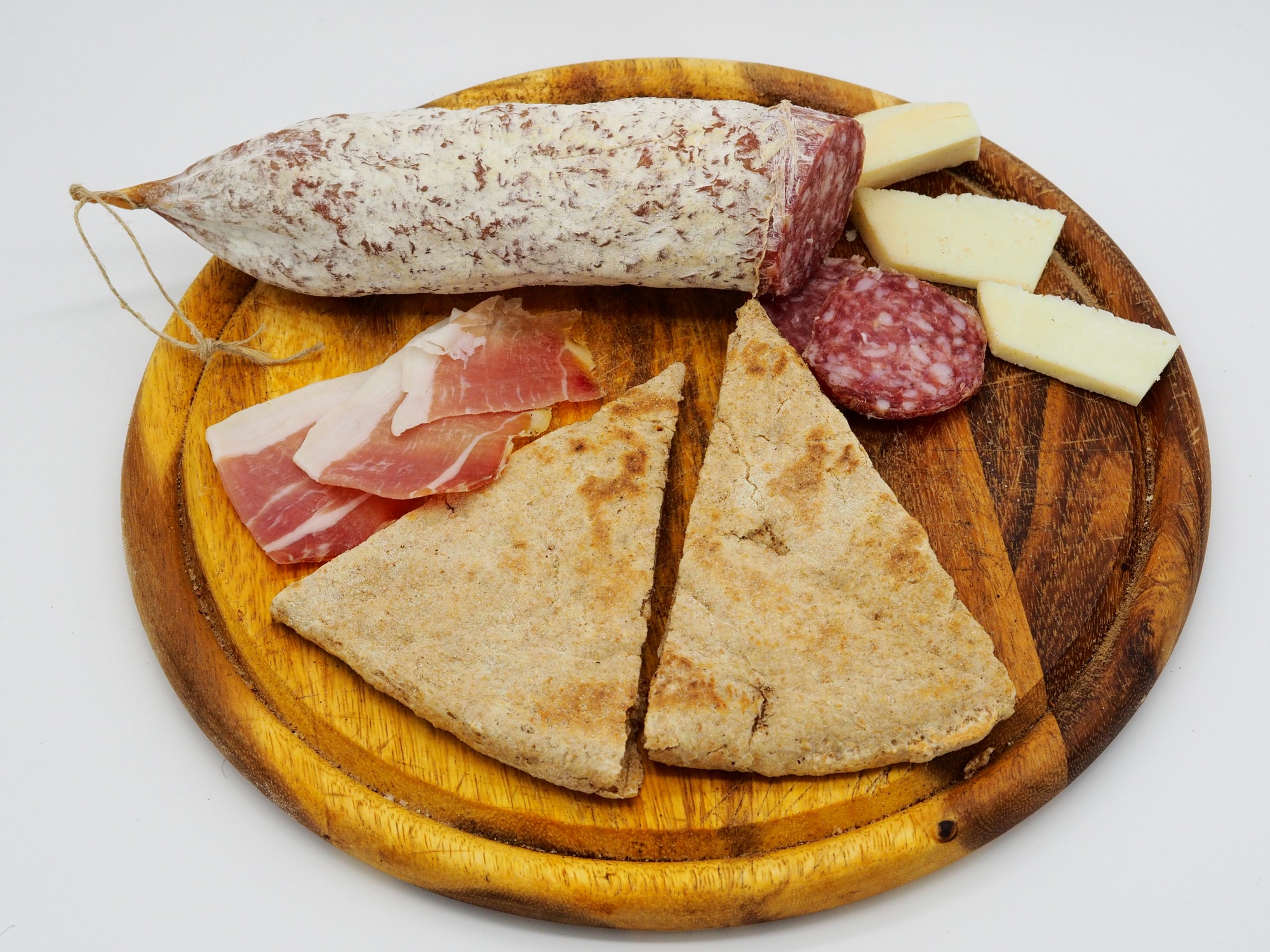 Tagliere con salumi, formaggio e piadina italiana.