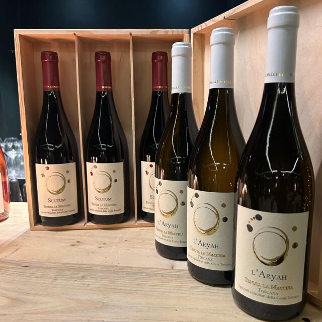 葡萄酒商店里陈列的一瓶瓶意大利葡萄酒。