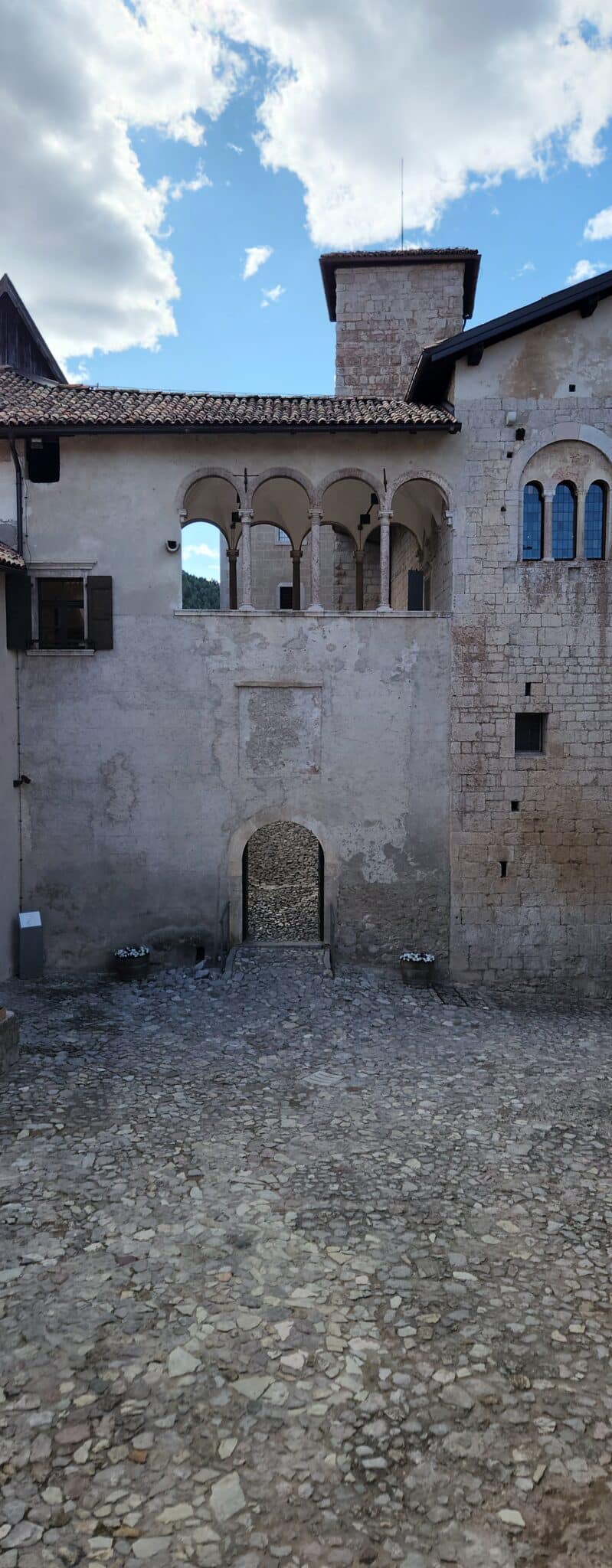 Architettura medievale con cielo nuvoloso