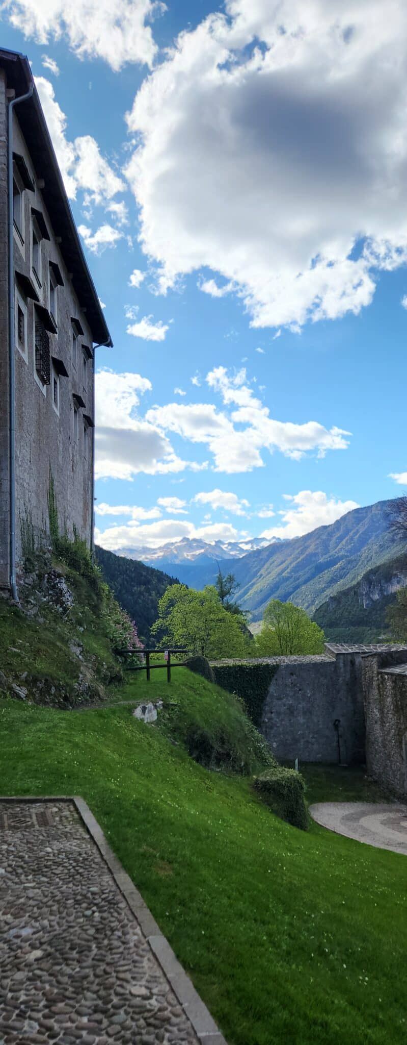 Paesaggio montano con cielo nuvoloso e edificio storico