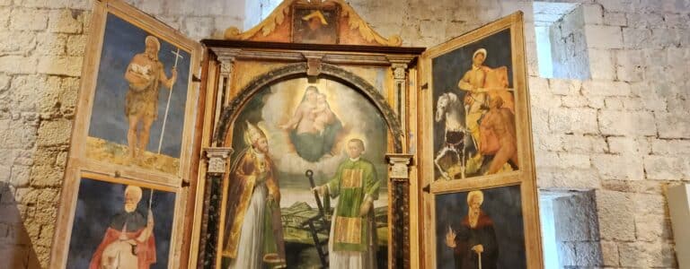 Autel antique avec peintures religieuses dans une église
