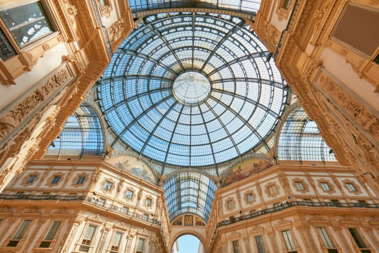 Milan, intérieur de la galerie Vittorio Emanuele, vue en contre-plongée en Italie