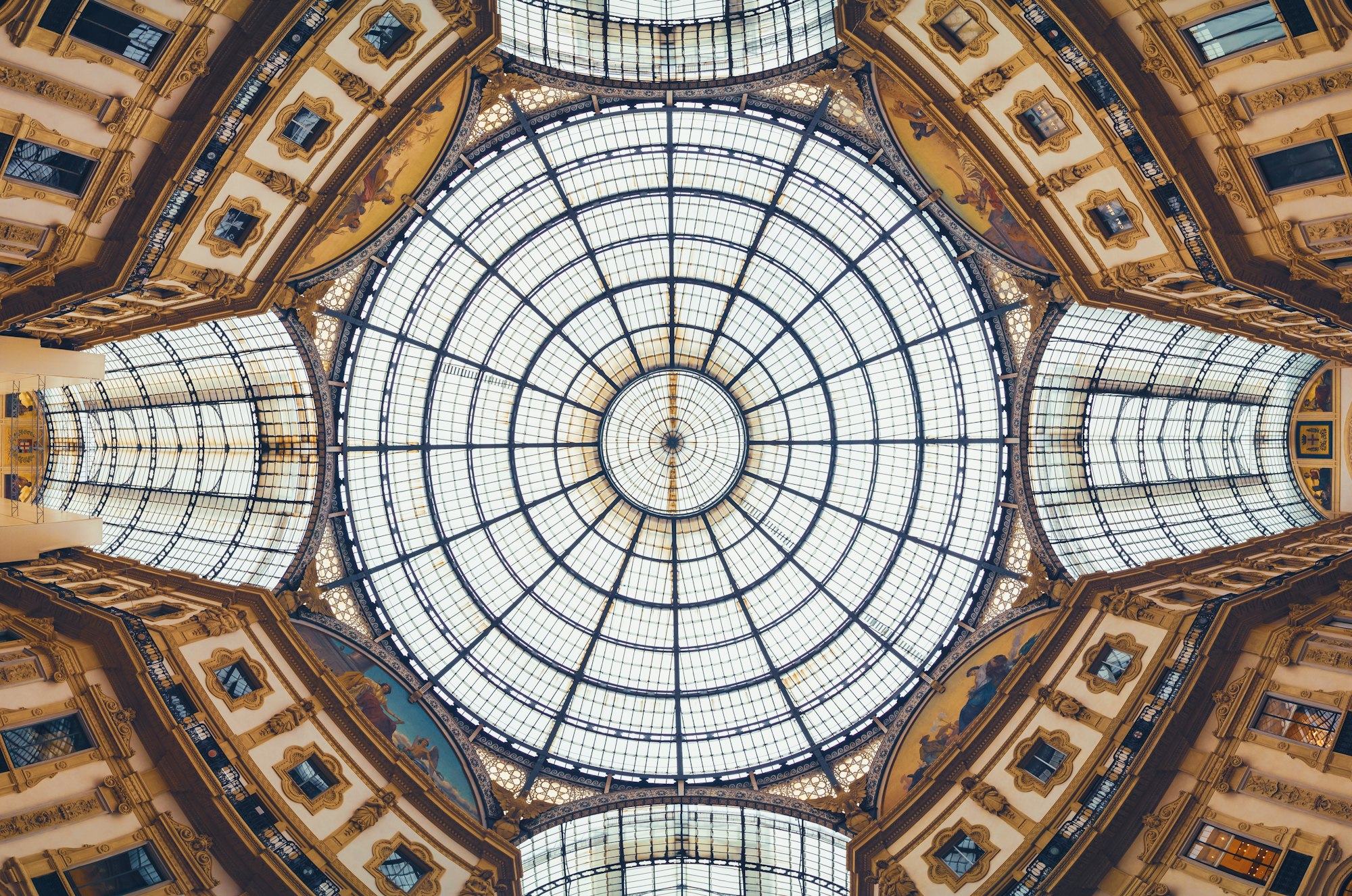 Vue panoramique du plafond de la Galleria Vittorio Emanuele à Milan, Italie