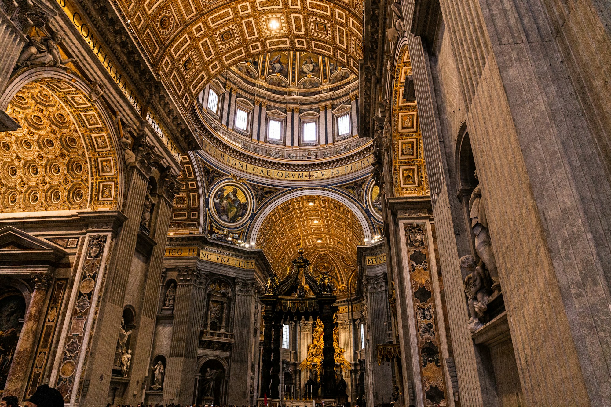 Interni antichi con affreschi e statue nei musei vaticani