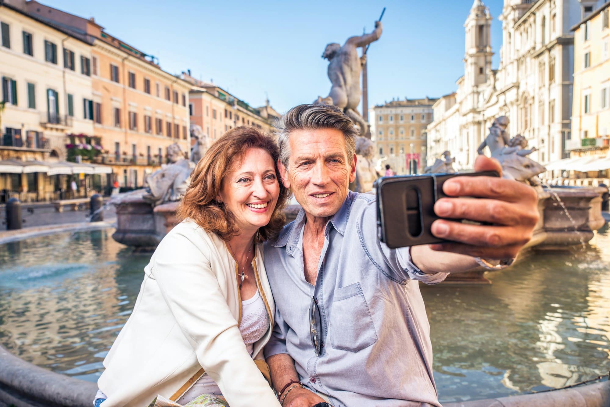 Coppia che si fa un selfie a Piazza Navona