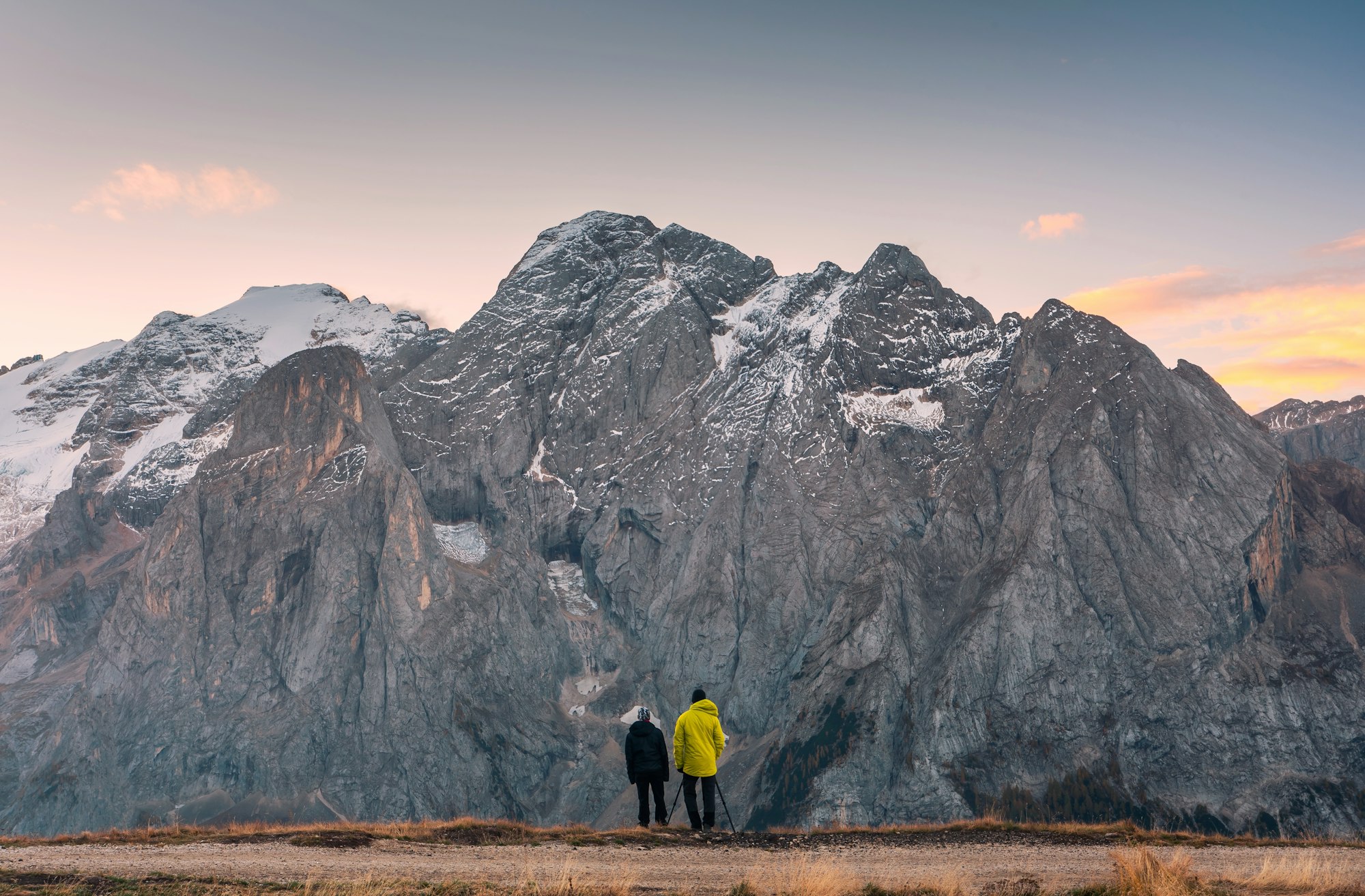 Due amici in piedi nelle dolomiti italiane sotto una marmolada. Passo Pordoi. Montagne d'Italia.