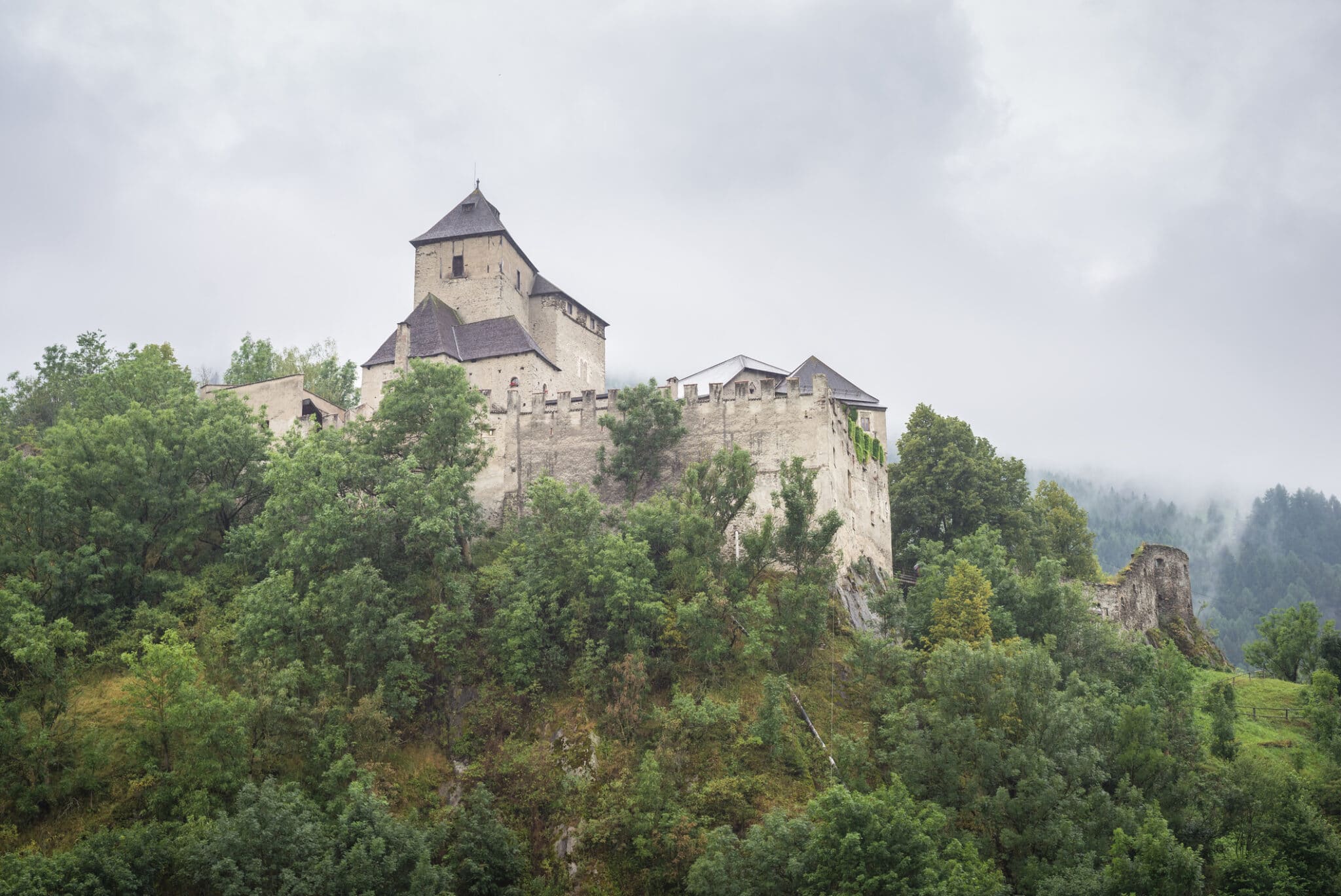 Antico castello Reifenstein vicino a Vipiteno Vipiteno in Alto Adige, Italia. Castello medievale Reifenstein nelle Alpi centrali vicino a Vipiteno nel Tirolo meridionale, Italia
