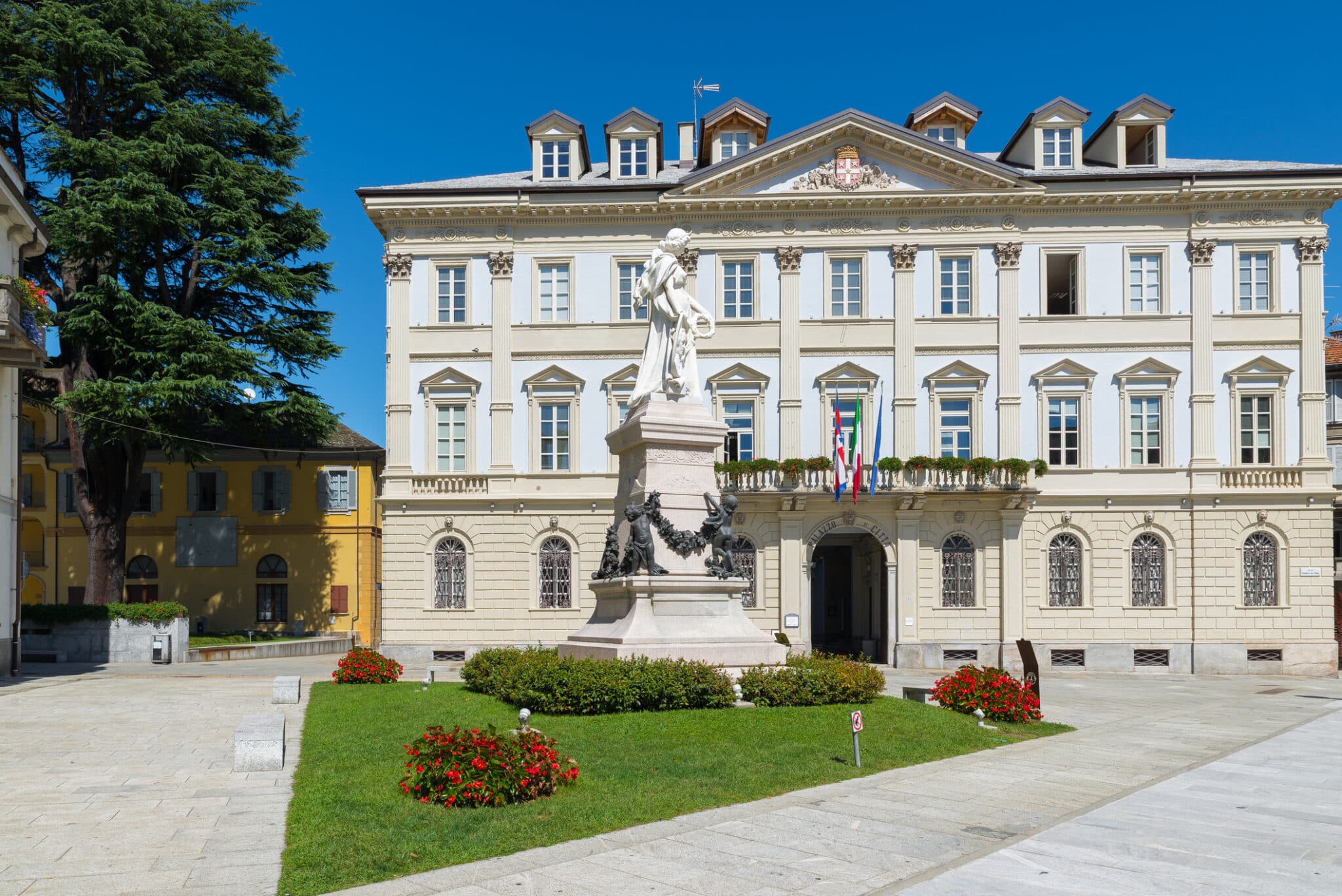 Bella piazza in una vecchia città d'Europa. Domodossola, Italia.