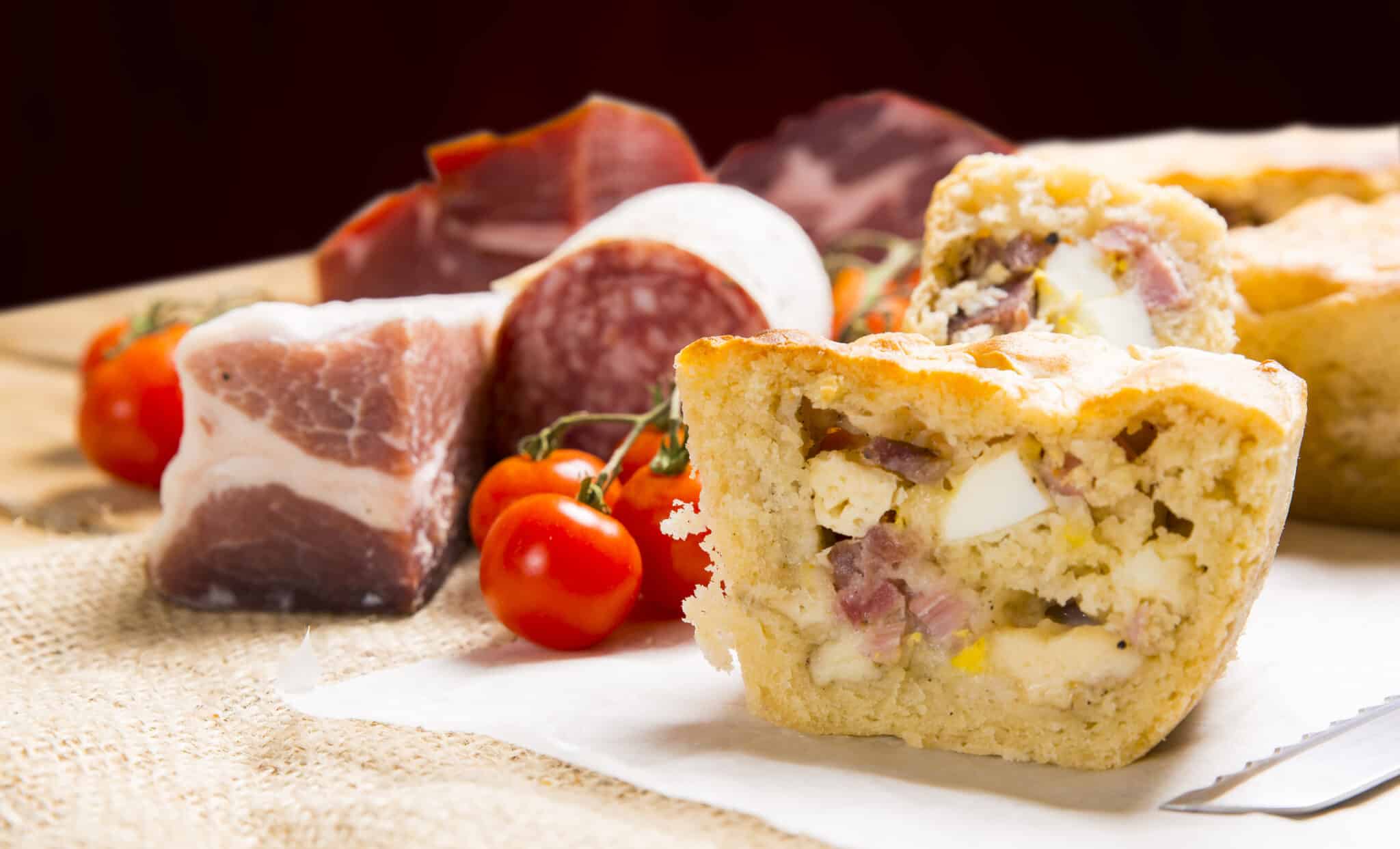 Casatiello napoletano dalla classica forma a ciambella