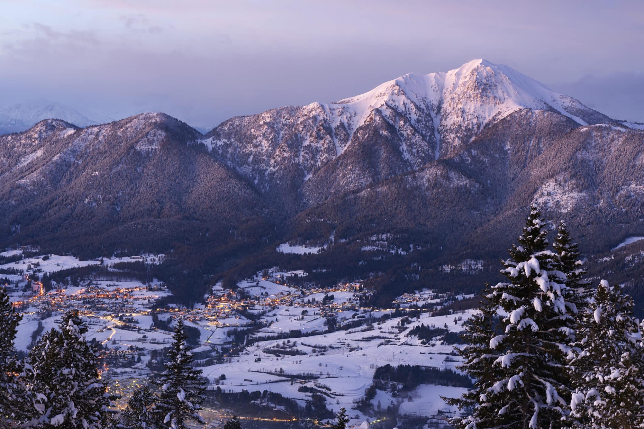 Cavalese in inverno con la neve