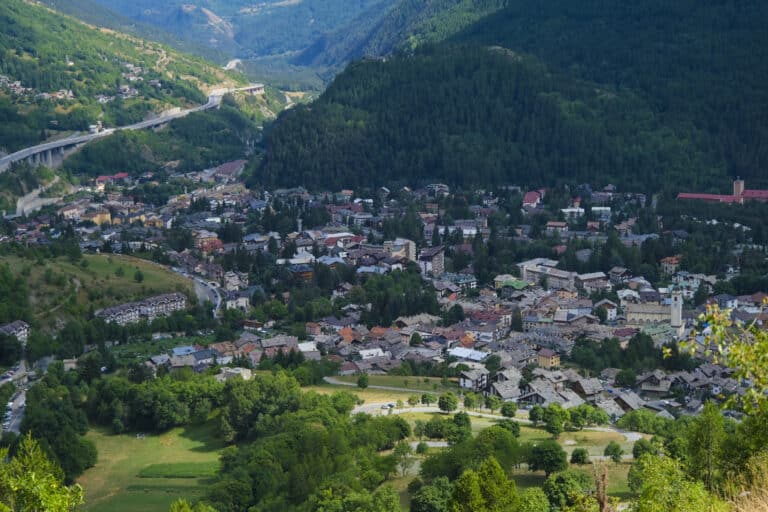Ville de Bardonecchia Turin vue depuis les Alpes qui entourent la ville. Photos de haute qualité