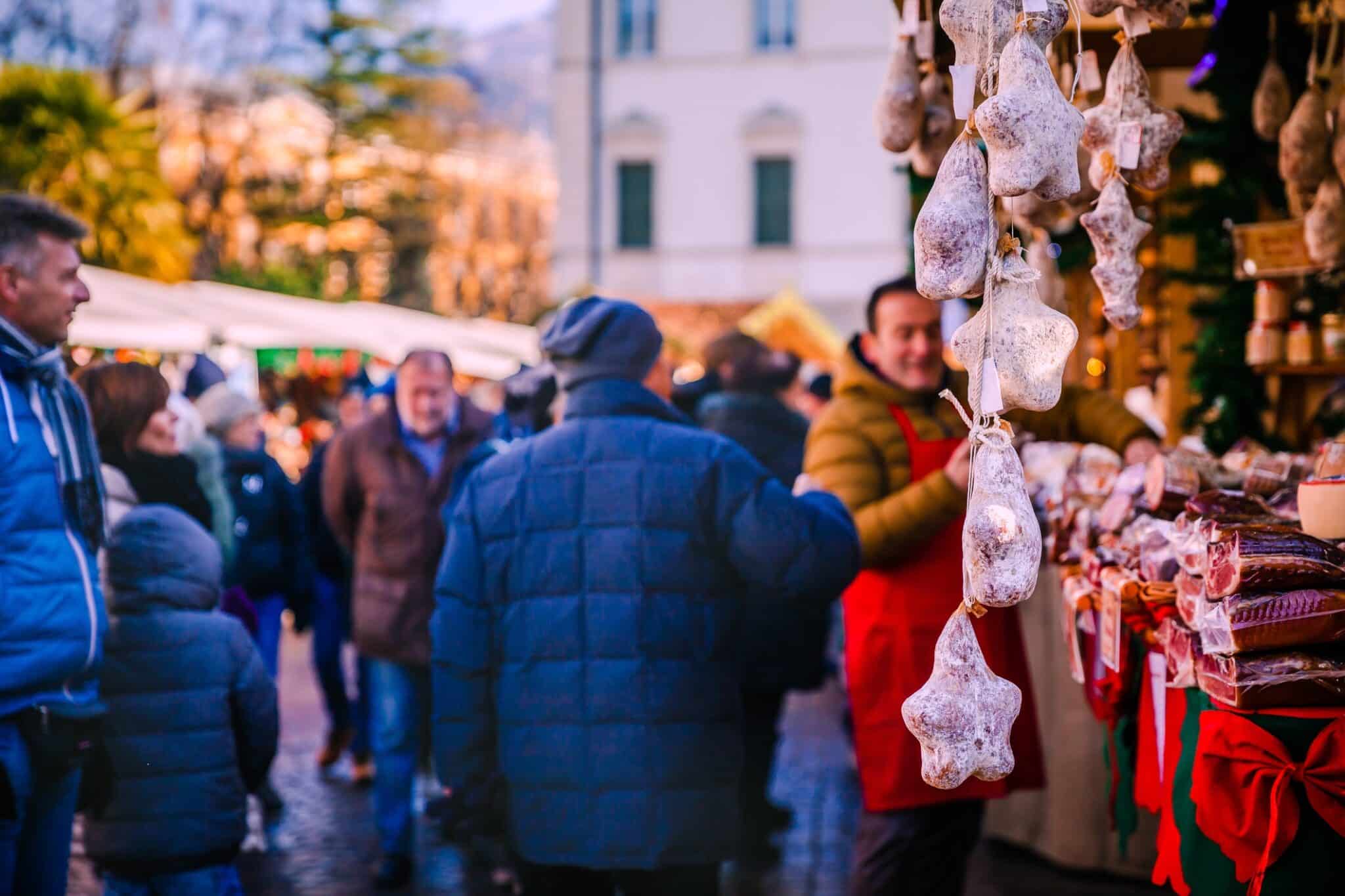 Deliziosi salumi italiani tradizionali e carne di speck di maiale in Trentino Alto Adige, Italia Mercatino di Natale