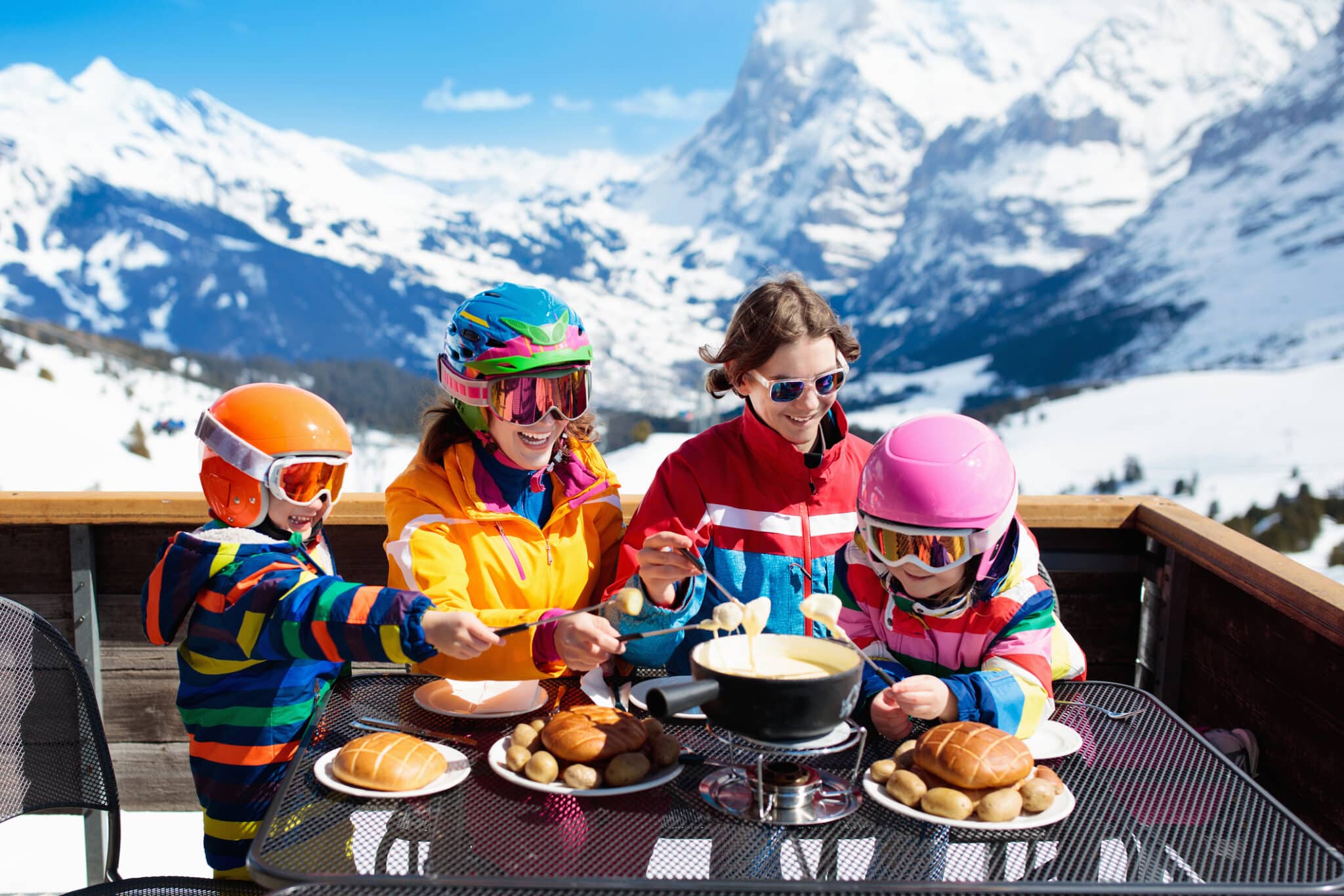 Famiglia che mangia la fonduta dopo aver sciato