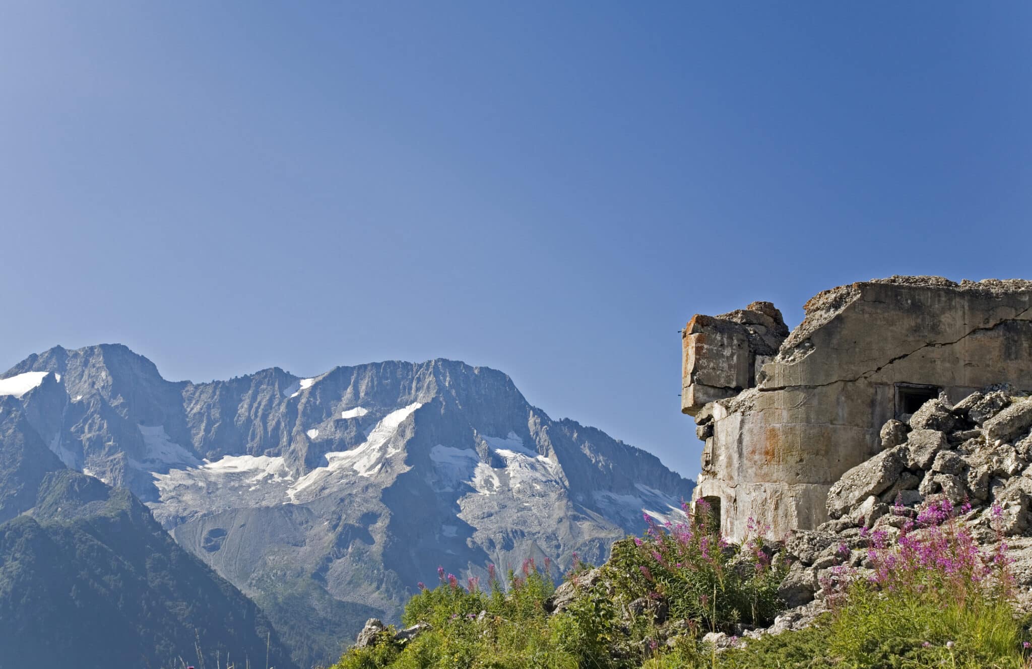 Forte Saccarana al Passo del Tonale. Vecchio forte in un paesaggio montano