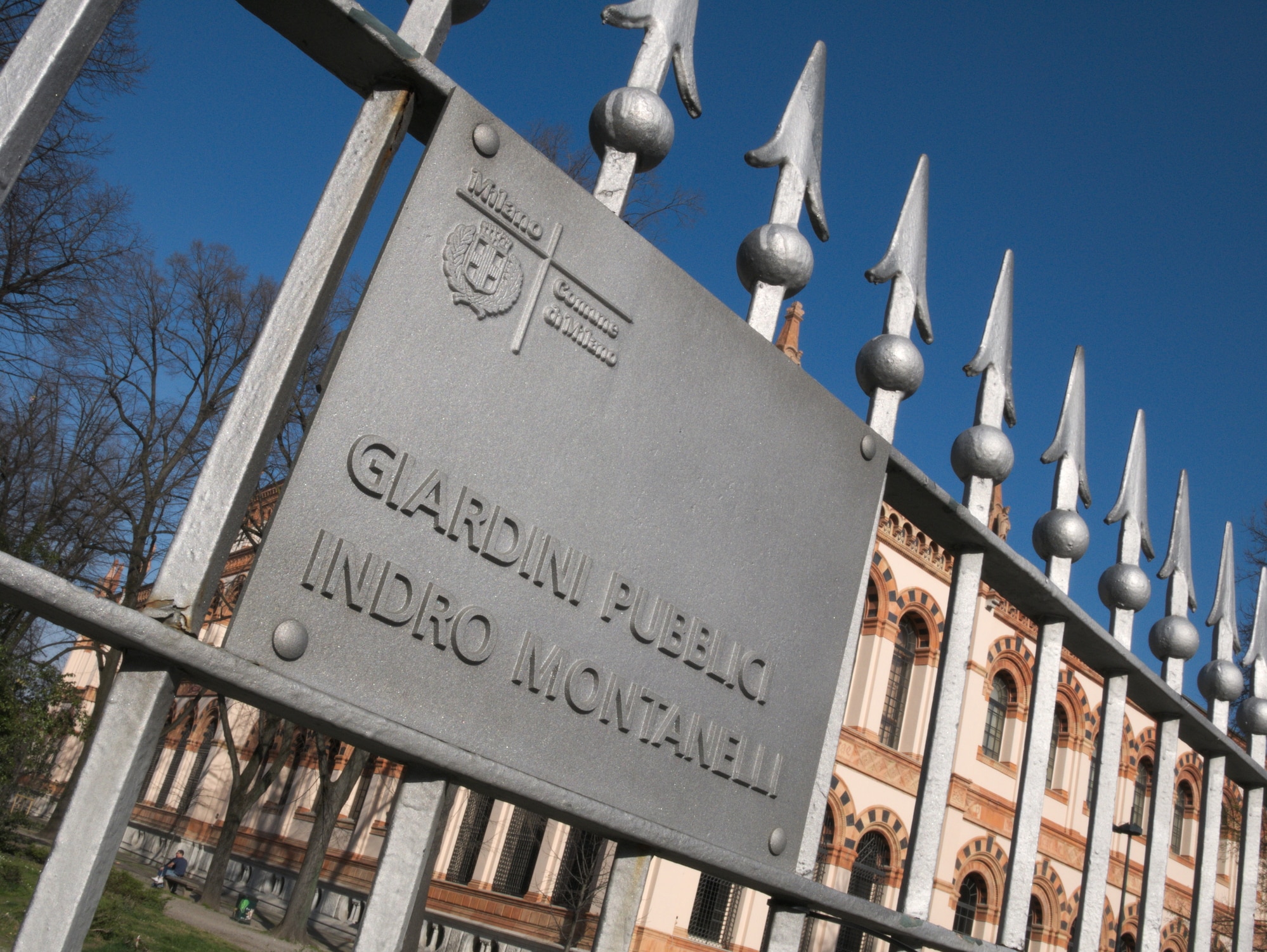 Giardini pubblici Indro Montanelli cartello d'ingresso a Milano, Italia