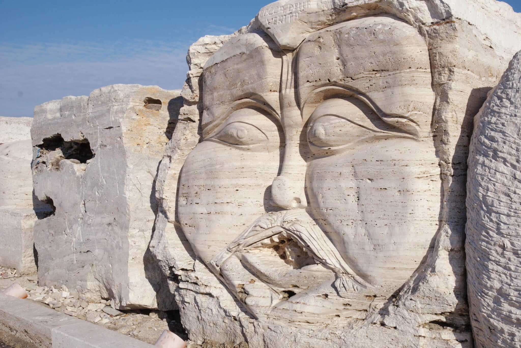 La bocca della verità, San Benedetto del Tronto, Ital. Molo Sud di San Benedetto del Tronto e primo piano sopra una roccia scolpita chiamata la Bocca della Verità