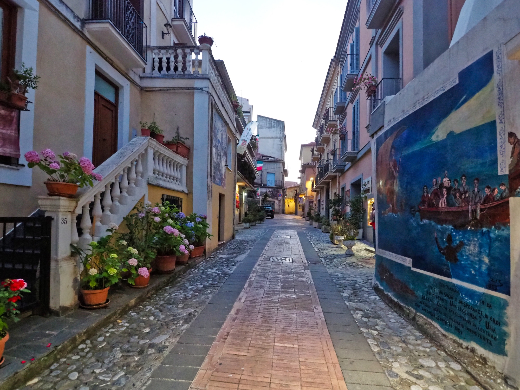 La città calabrese di Diamante, Italia. Una caratteristica via del centro storico di Diamante in una fotografia notturna.