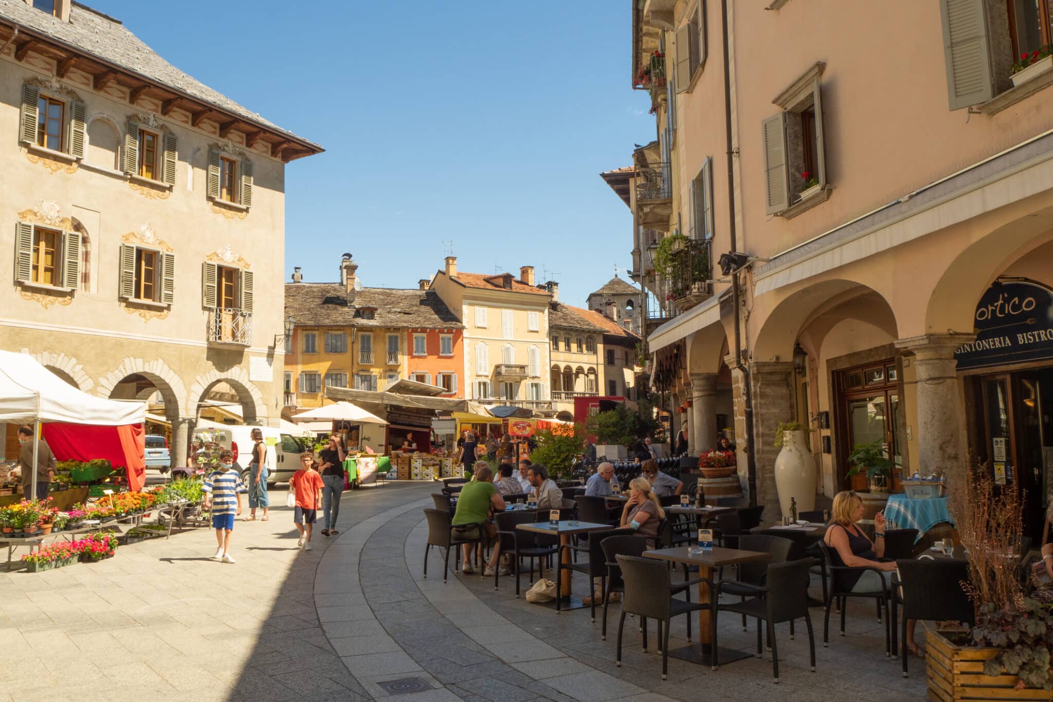 La città di Domodossola è un famoso centro regionale del Nord Italia, circondato da montagne. Situazione della storica piazza principale con mercato nel centro storico.