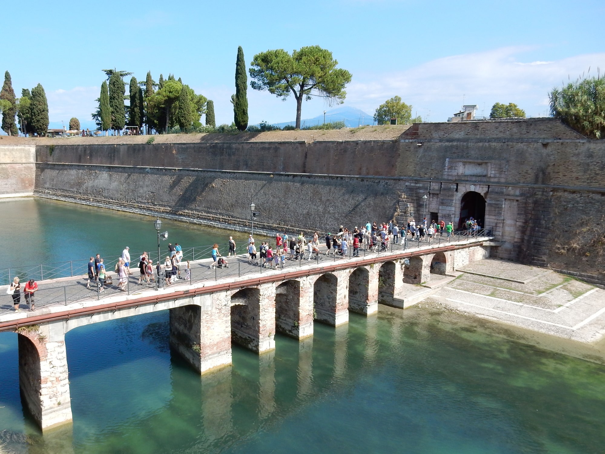La fortezza si trova su un'isola del fiume Mincio alla sua foce dal Lago di Garda.