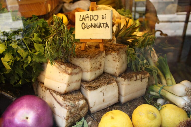 Lardo di Colonnata、托斯卡纳香肠、意大利传统、卡拉拉大理石、手工调料、IGP 产品、托斯卡纳美食、意大利美食、大理石采石工、烹饪美食