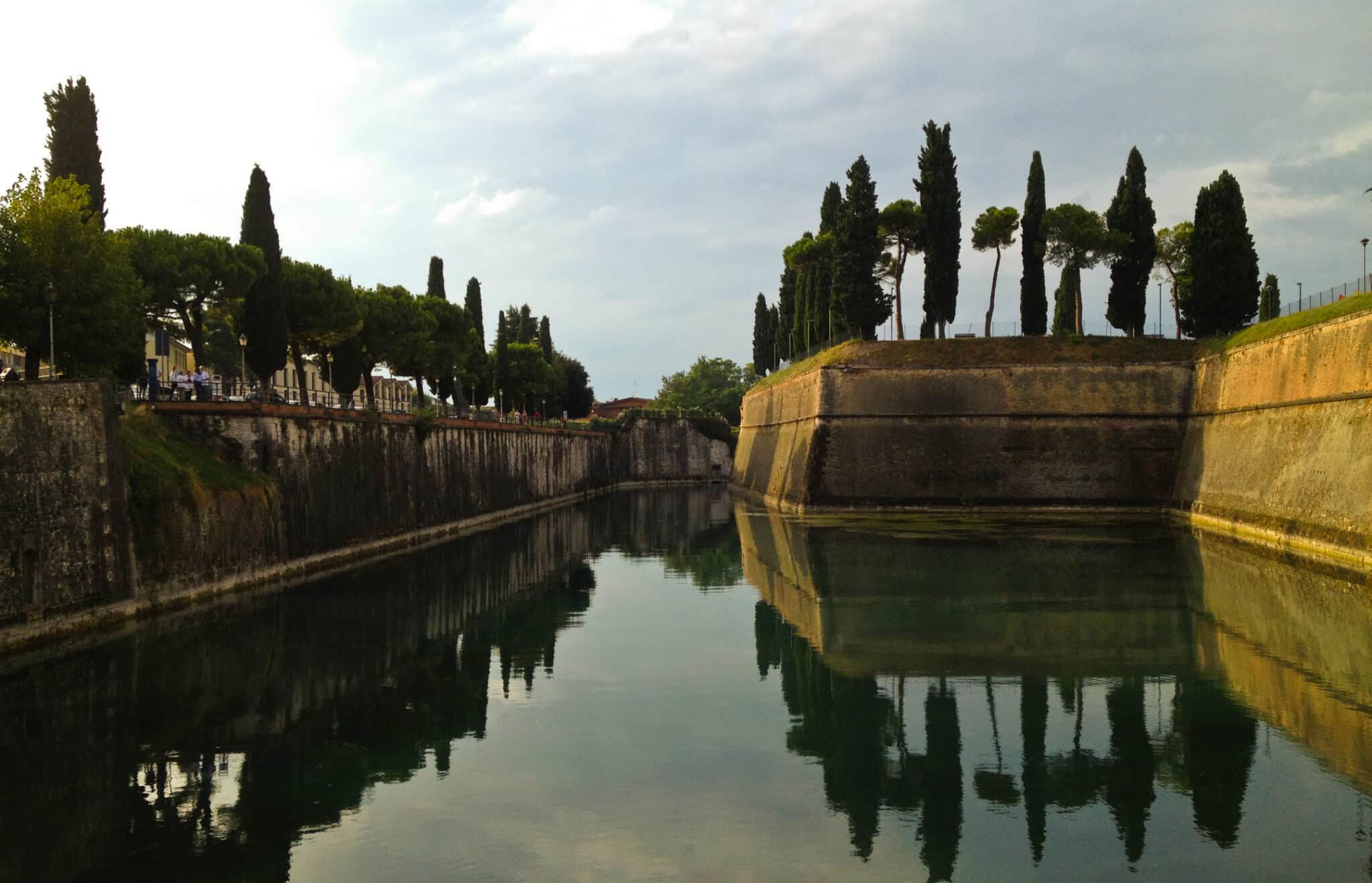 Le antiche mura della città di Peschiera Del Garda