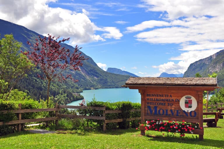 Molveno et son lac dans les Dolomites