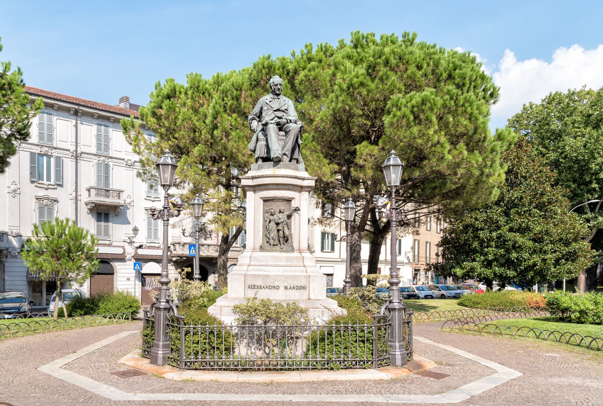 Monumento allo scrittore Alessandro Manzoni a Lecco, Italia